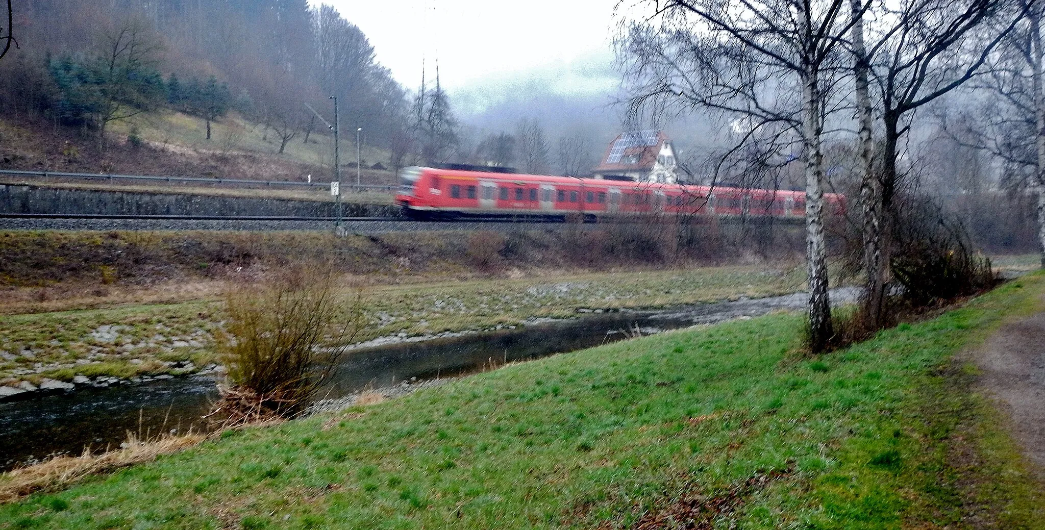 Photo showing: Ausblick vom 366 km langen Neckartalradweg auf die Bahnstrecke Stuttgart  - Singen