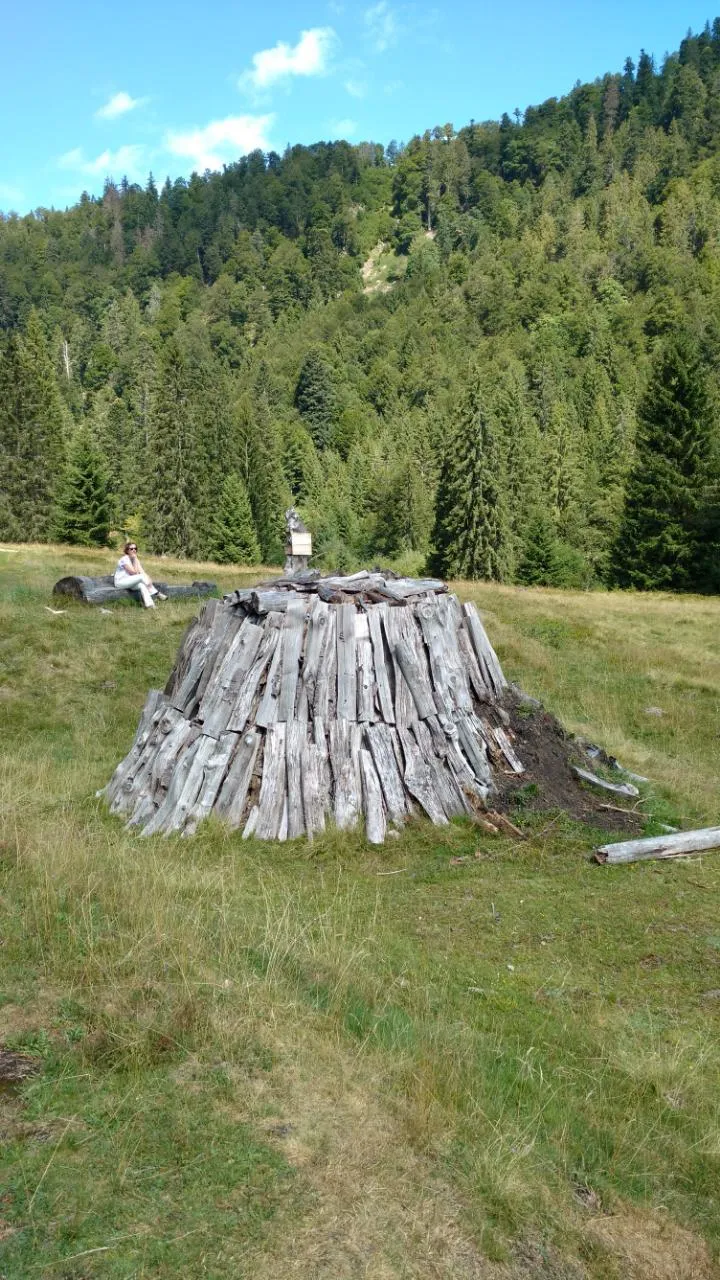 Photo showing: Rekonstruierter Kohlenmeiler im Tal der Menzenschwander Alb