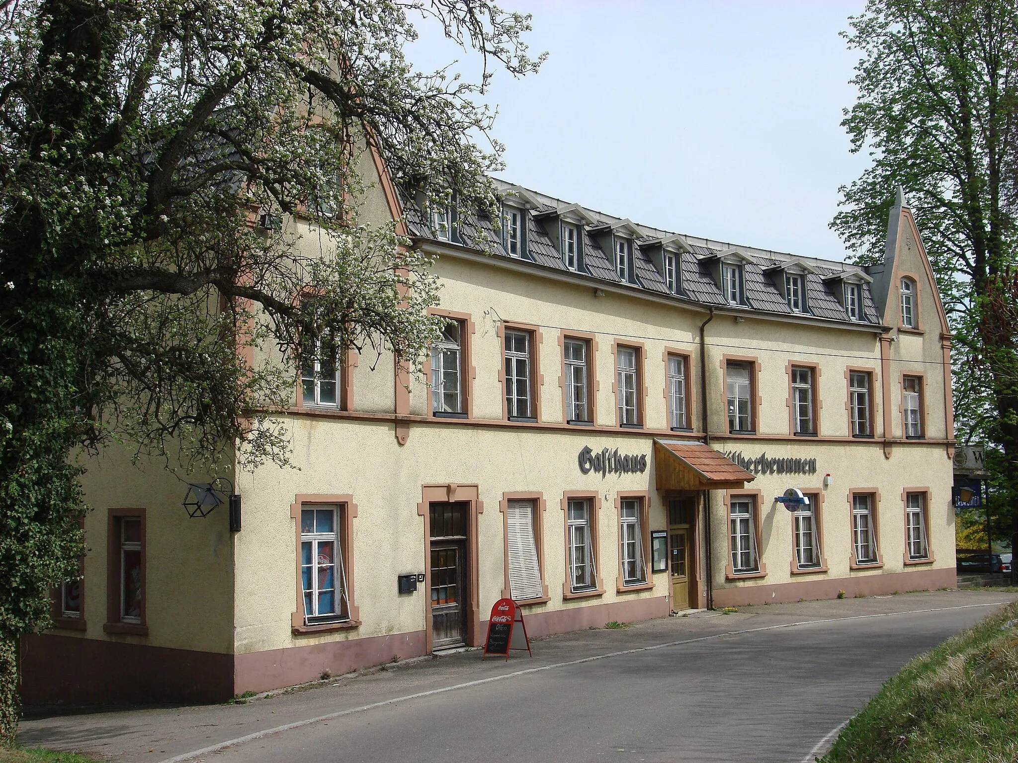 Photo showing: Das stattliche Gasthaus Bad Silberbrunnen in Bahlingen, wo über Generationen Hochzeiten und andere Feste gefeiert wurden. 36 Jahre später, im Frühjahr 2009, stillgelegt und dem Verfall preisgegeben.