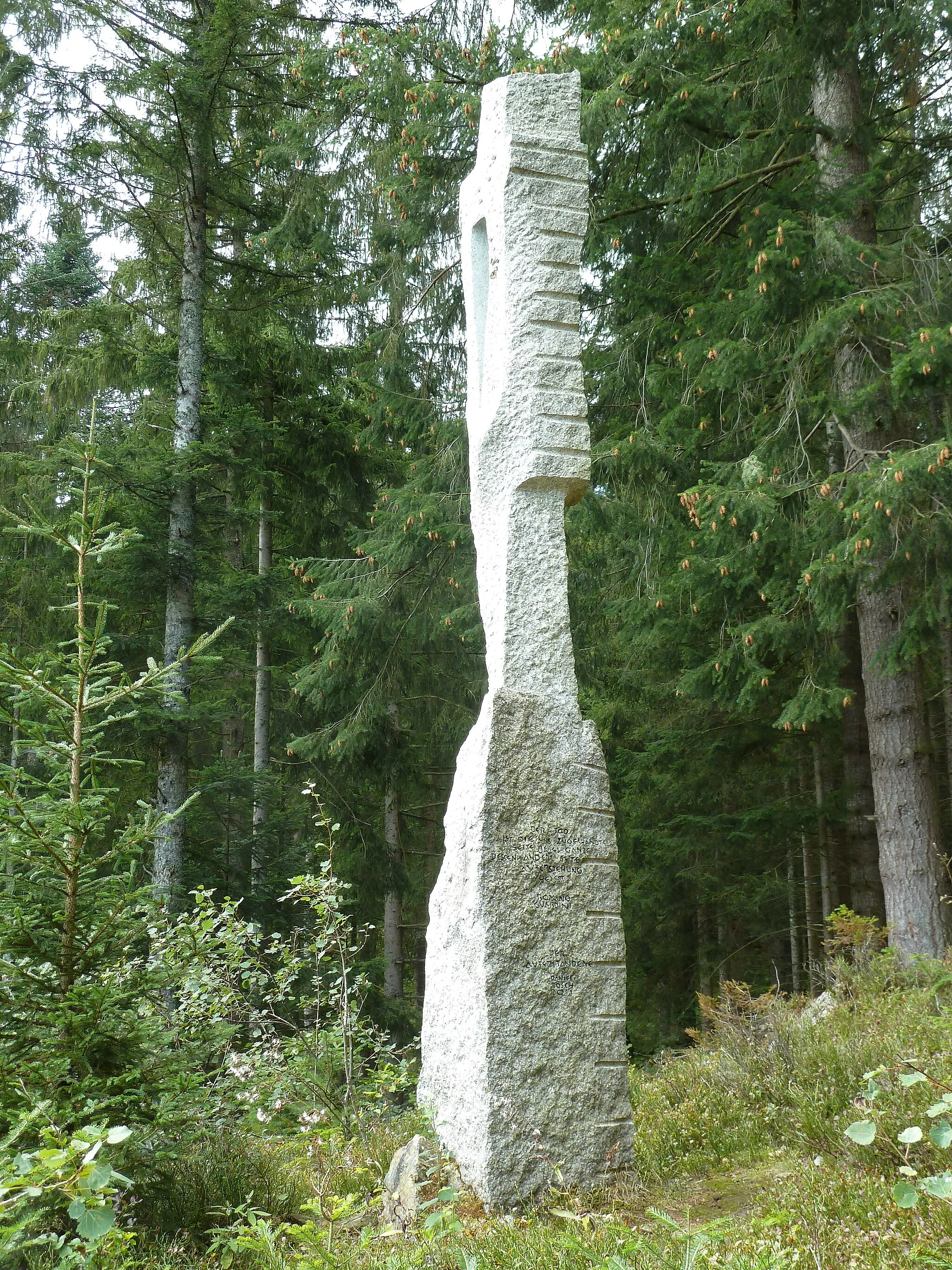 Photo showing: Skulptur des Steinbildhauers Daniel Rösch (Stegen). Die 4m hohe Skulptur steht beim Vicenz-Zahn-Felsen in Hinterzarten, in Sichtweite des Haupteingangs der Kirche Maria in der Zarten.