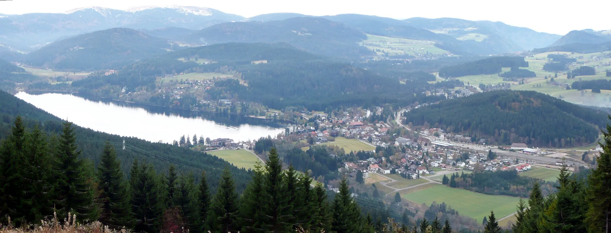 Photo showing: Panorama vom Hochfirst mit dem Titisee, Feldberg und dem Ort Titisee
