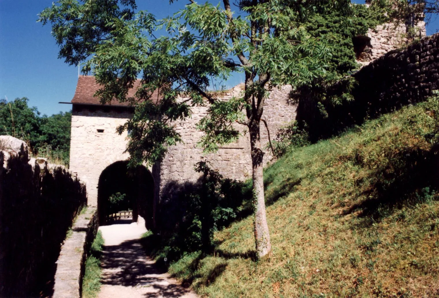 Photo showing: Küssaburg, Innenseite des äußeren Tores