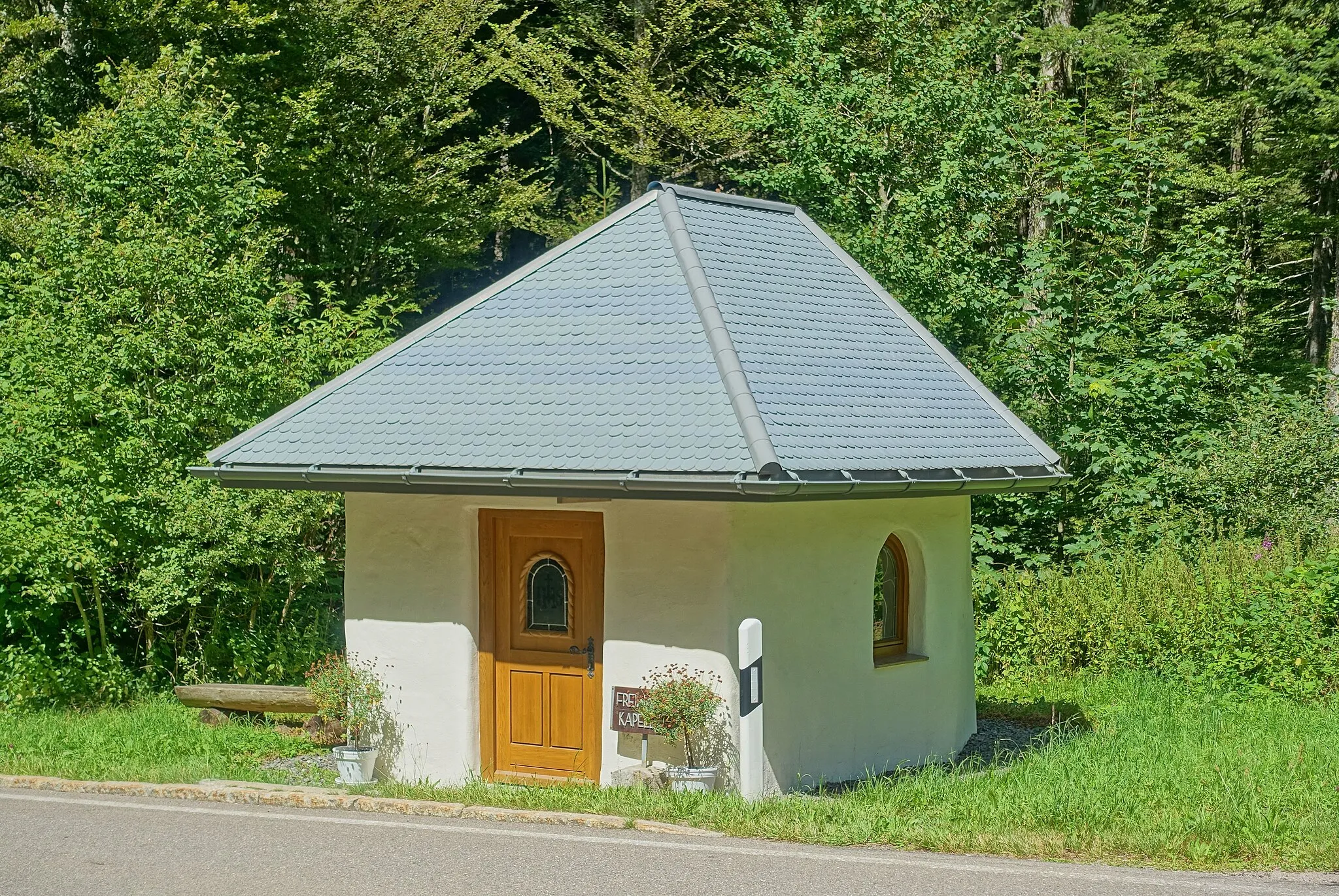 Photo showing: Freiwaldkapelle
Jedes Jahr ist hier der letzte Halt der Wallfahrt vom schweizerischen Homussen im Fricktal nach Todtmoos vor dem Einzug in die dortige Wallfahrtskirche "Unserer lieben Frau". Urkundlicher Nachweis dieser Wallfahrt seit 1600. Hier wird auch der "Wallfahrts-Pfennig" für die kirchlichen Dienste erhoben. 300 Gläubige nahmen 1999 den ca. 40 km langen Fußmarsch auf sich und erfüllten das Gelübde ihrer Vorfahren, das diese als Dank für die Verschonung von der Pest geleistet hatten.

Quelle: Vorort