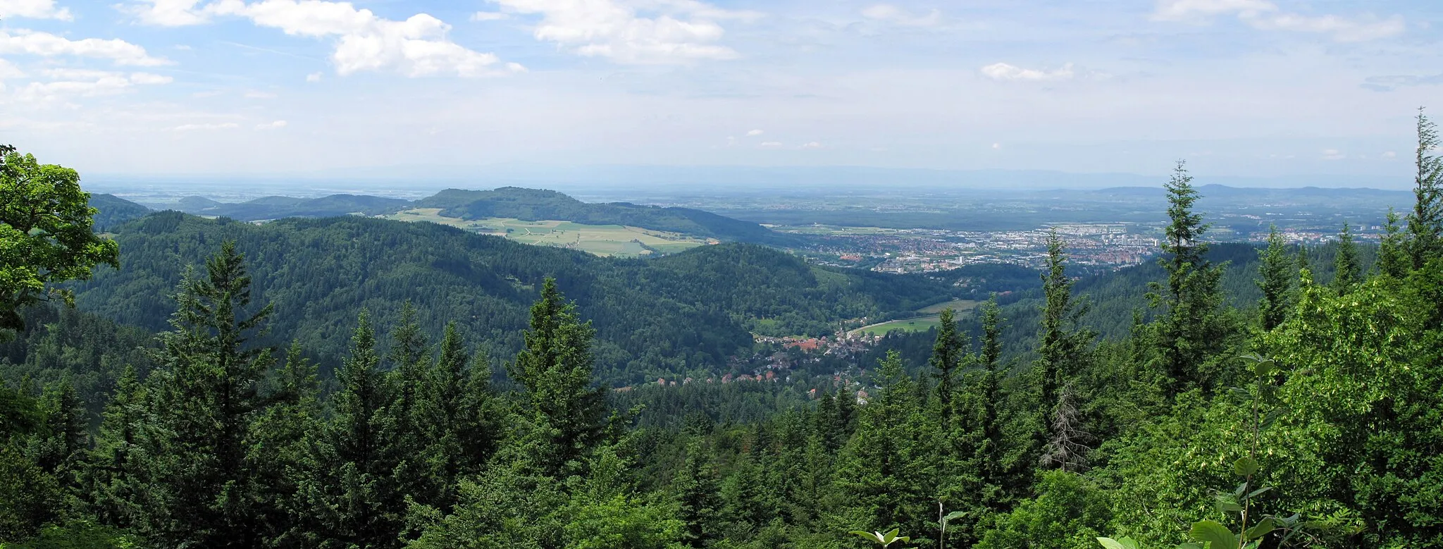 Photo showing: Panorama-Ausblick in die Breisgauer Bucht vom südlichen Felskopf des Kibfels.