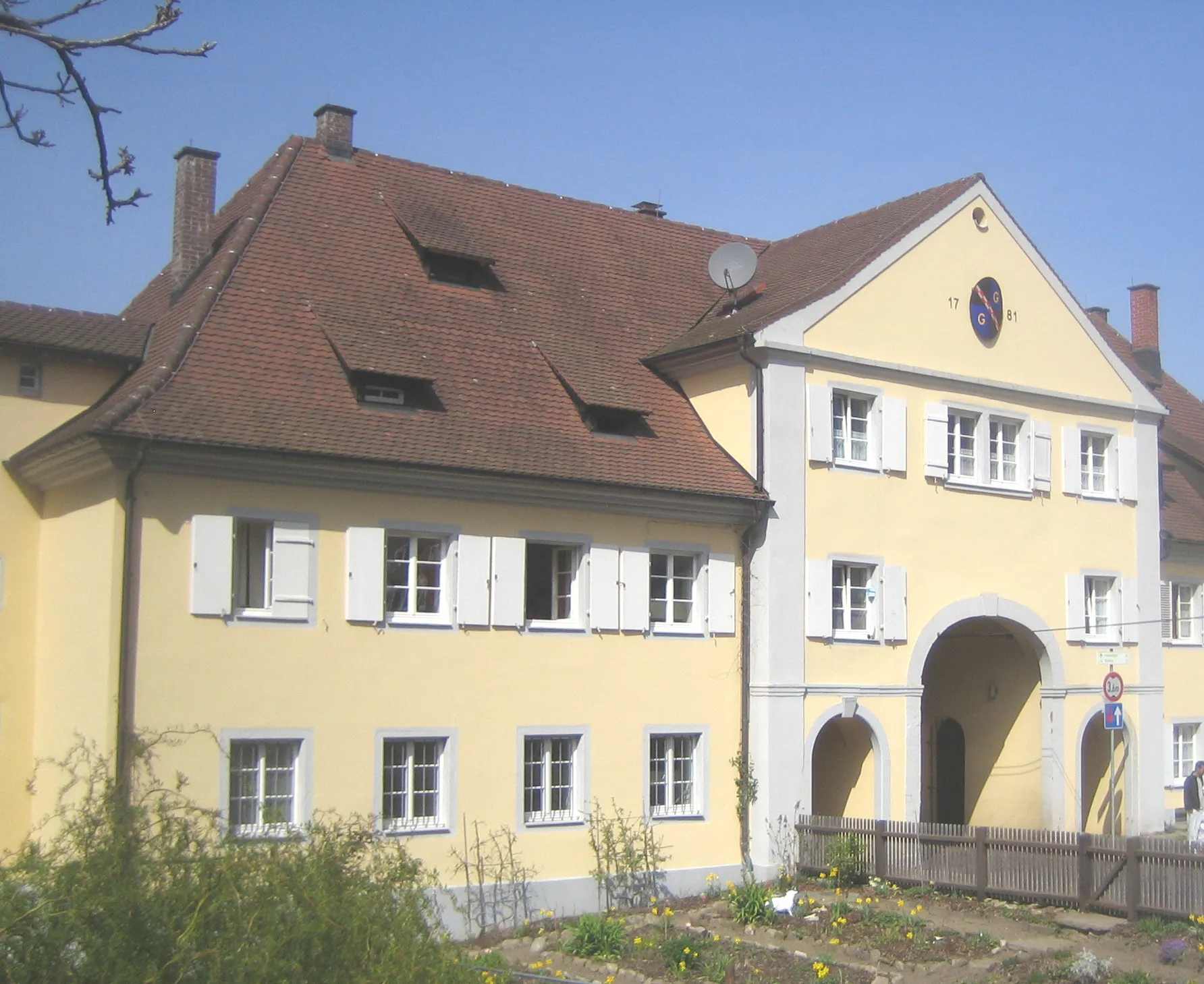 Photo showing: Torbau des ehemaligen Zisterzienserinnen Klosters Günterstal mit dem Wappen des Klosters