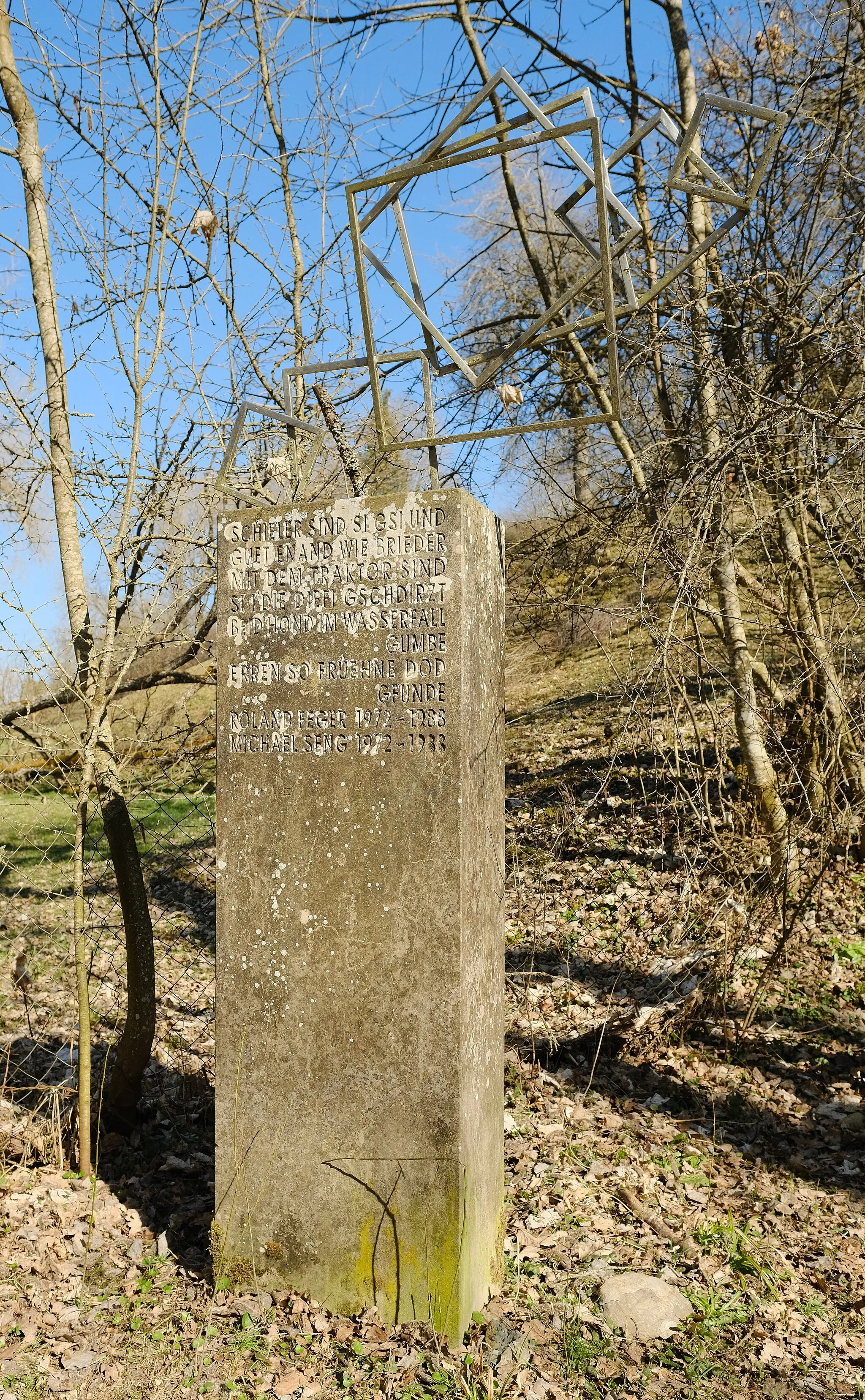 Photo showing: Memorial stone, waterfall Mundelfingen, Hüfingen–Mundelfingen, Schwarzwald-Baar-Kreis, Baden-Württemberg, Germany