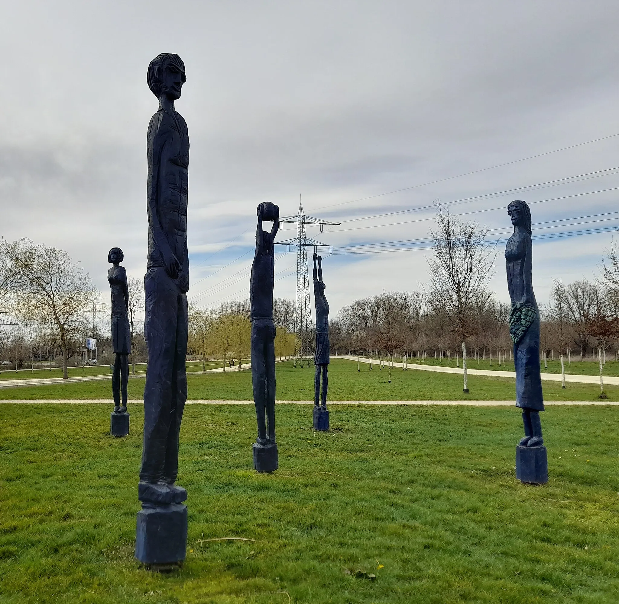 Photo showing: Skulpturengruppe "Von Mensch zu Mensch" ("Blaue Menschen") von Jean-Luc Ringwald auf der Landesgartenschau 2018 in Lahr