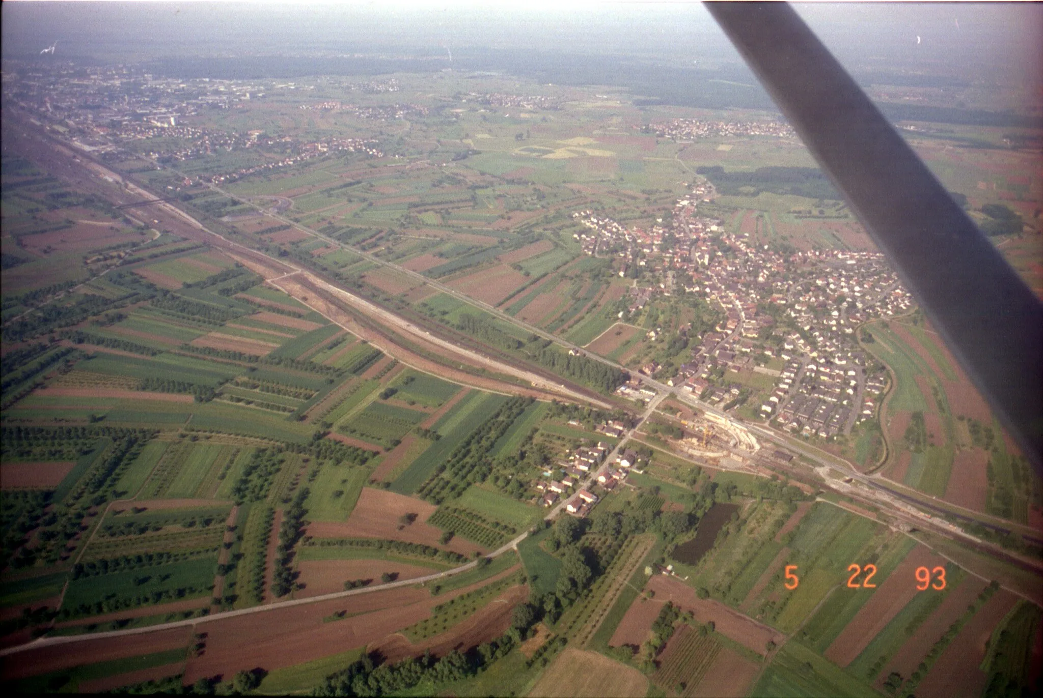 Photo showing: Offenburg-Windschläg 1993. Luftaufnahme der im Zuge der Errichtung der Ausbaustrecke im Gange befindlichen Bauarbeiten der Unterführung, welche den Bahnübergang ersetzt.
