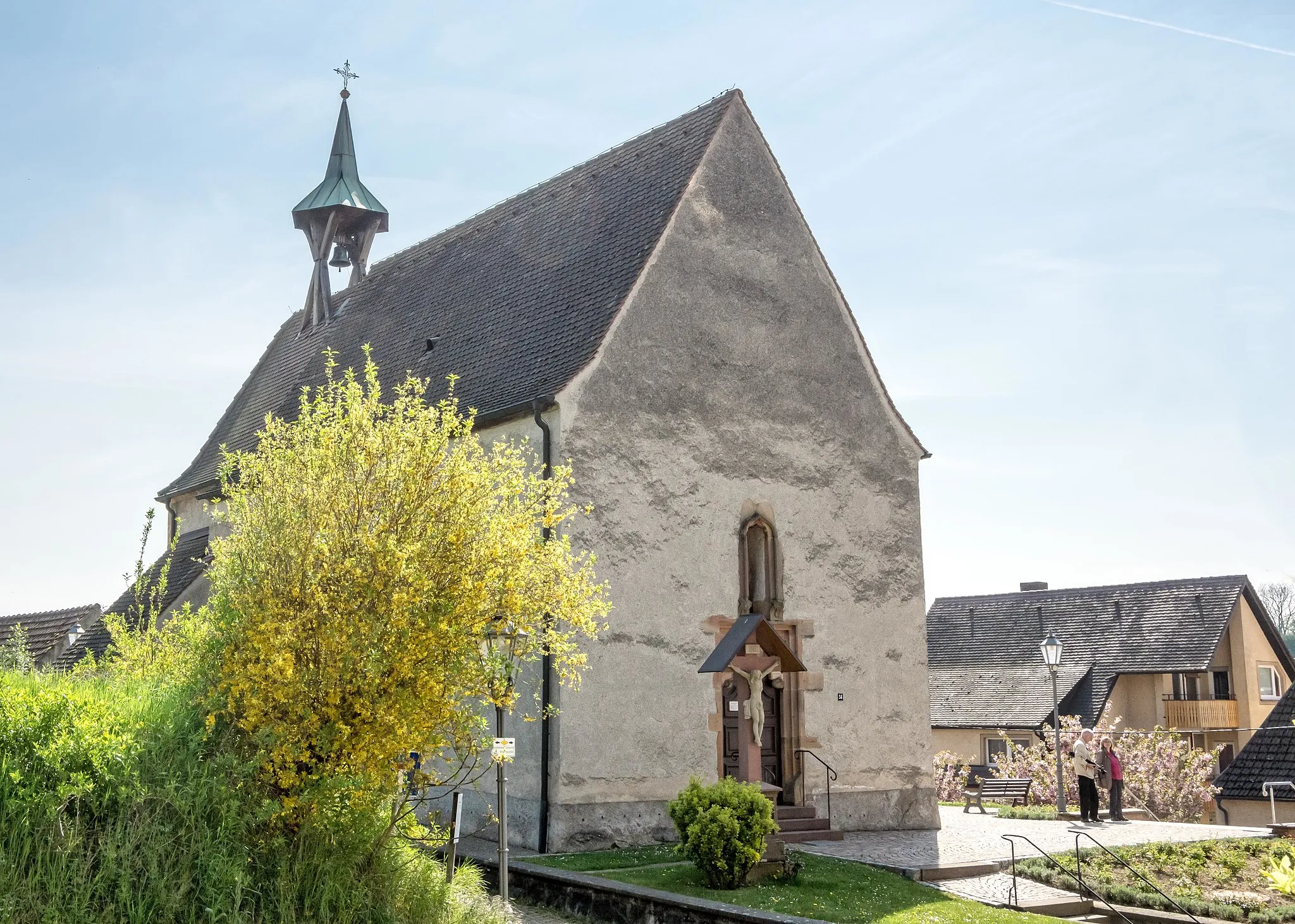 Photo showing: St. Alban in Bötzingen.
Sie wurde erbaut um 1480 und war eine ehemalige Kirche des Deutsch-Ordens.
Im Volksmund wird sie Peschdkirche genannt.
Im Innern  sind einige kunstgeschichtliche Kleinode

Die katholische Kirche St. Alban in Bötzingen Oberschaffhausen