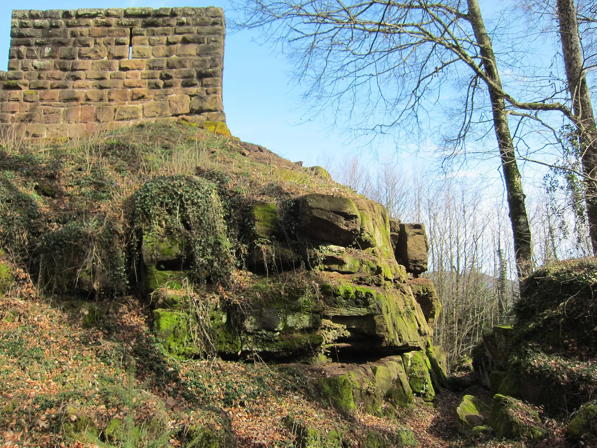 Photo showing: Lützelhardt Castle, passage to the outer bailey, view from south