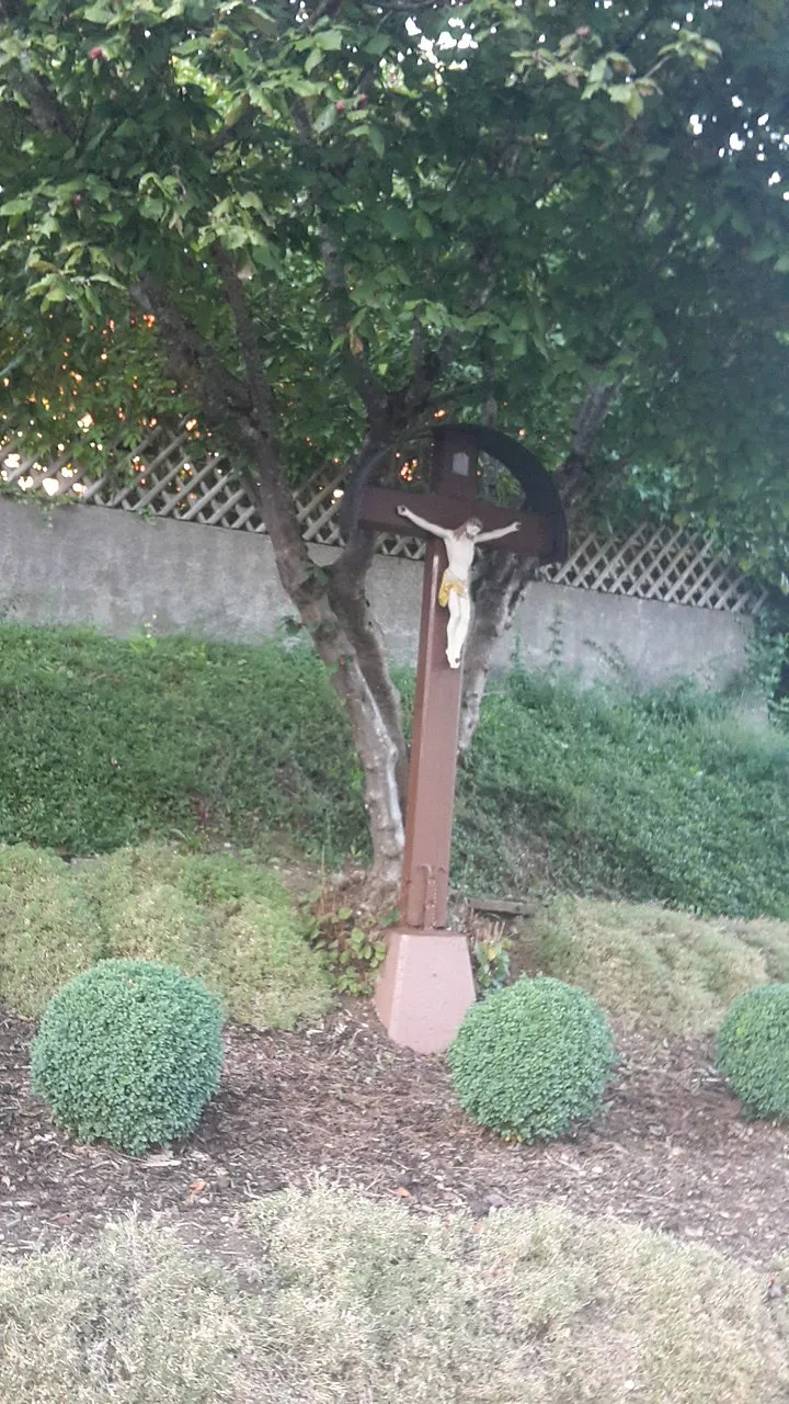 Photo showing: Wegkreuz in Leipferdingen in der Poststraße gegenüber der Hausnummer 26, in einem Art Garten stehend.