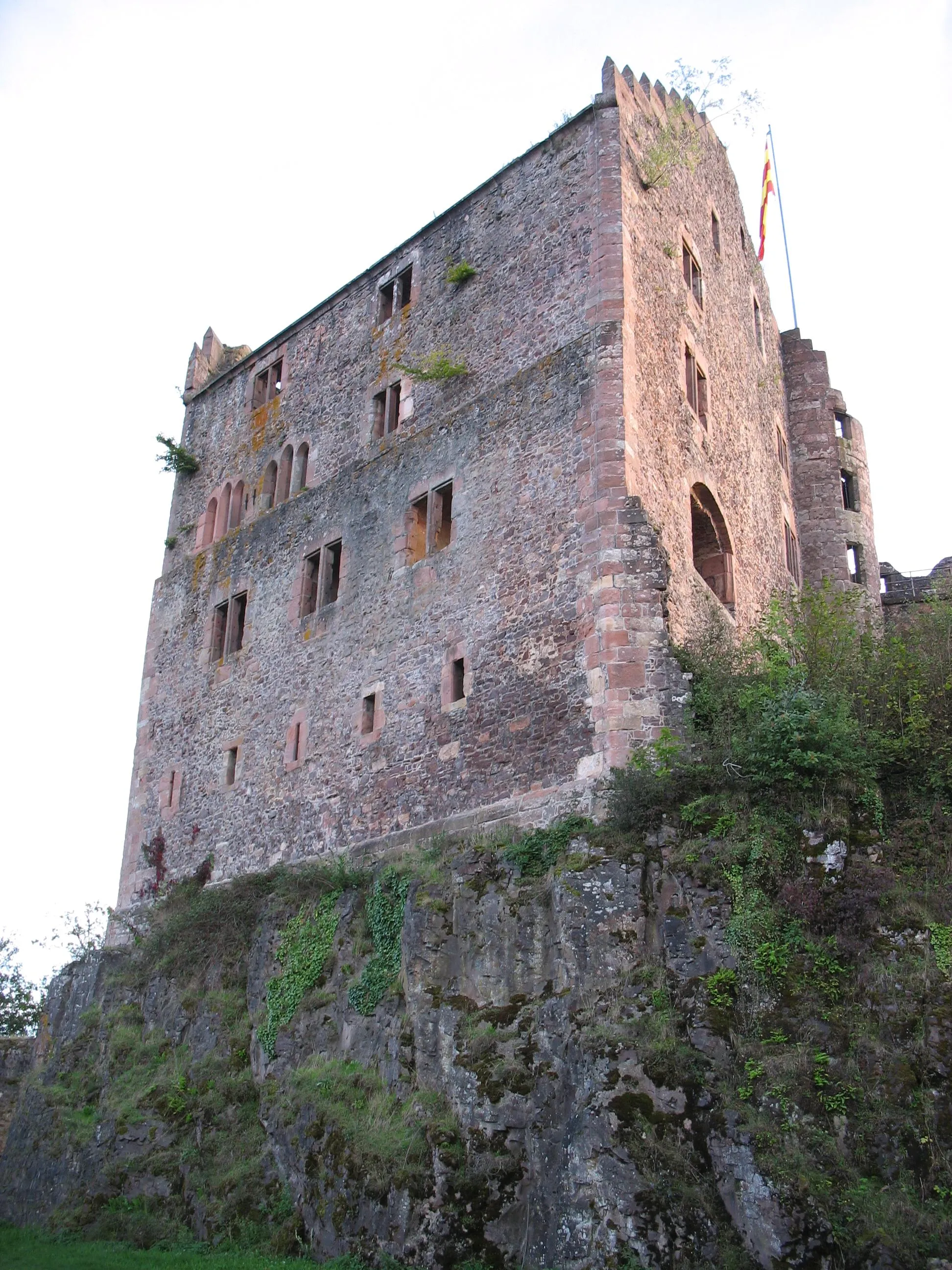 Photo showing: Taken by the author itself on 20060901. The castle ruin of Hohengeroldseck, BW, black forest, germany.