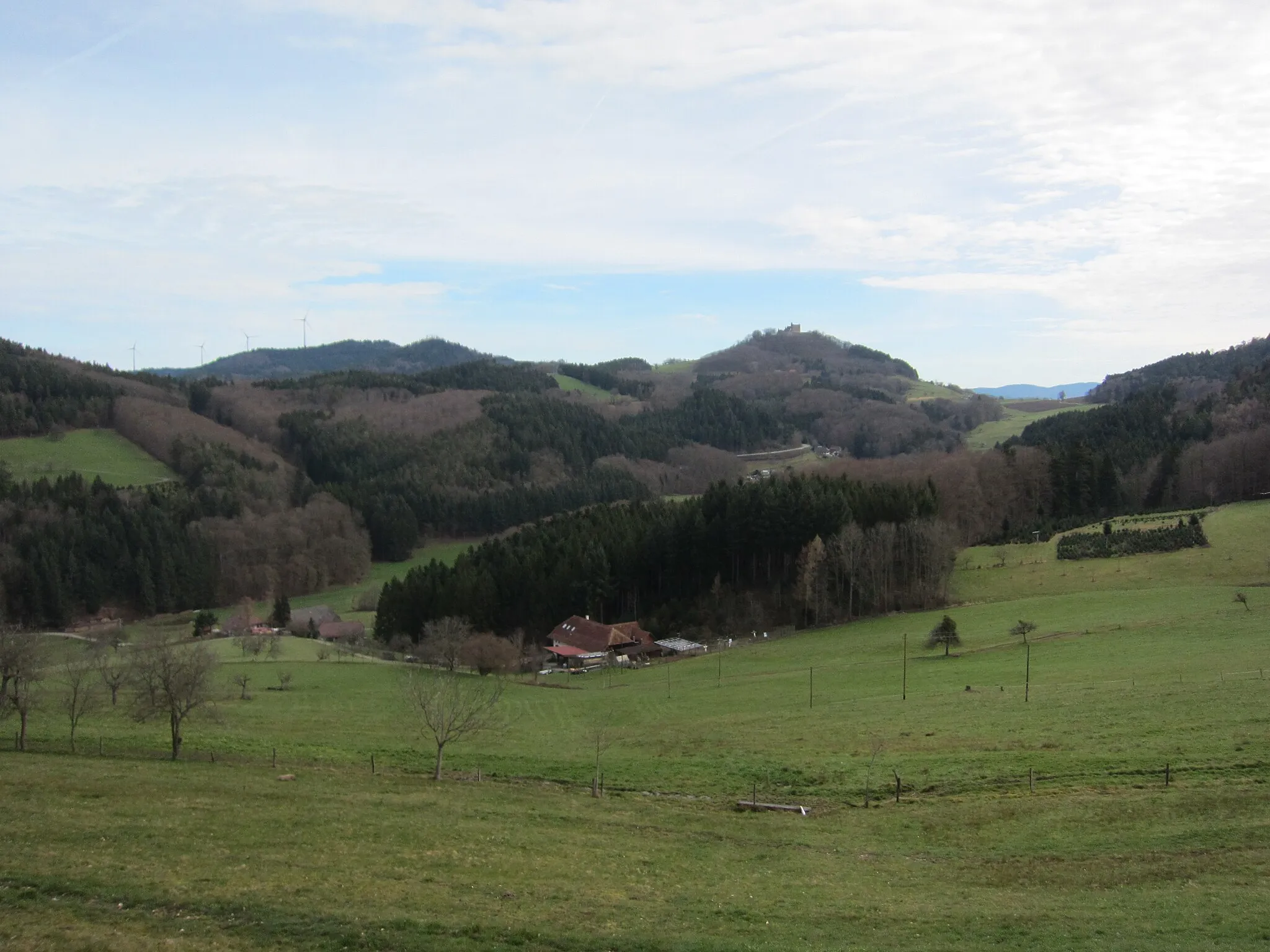 Photo showing: Alt-Geroldseck Castle on mountain Rauhkasten (to the right of the four wind turbines) and Hohengeroldseck Castle (view from southwest)