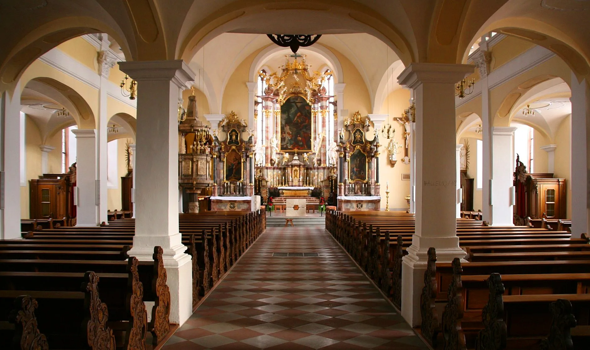Photo showing: Der weitgehend barocke Innenraum der katholischen Heilig-Kreuz-Kirche in Offenburg (Ortenaukreis, Baden-Württemberg). Blick unter der Orgelempore hindurch, durch das Langhaus zum Chor.