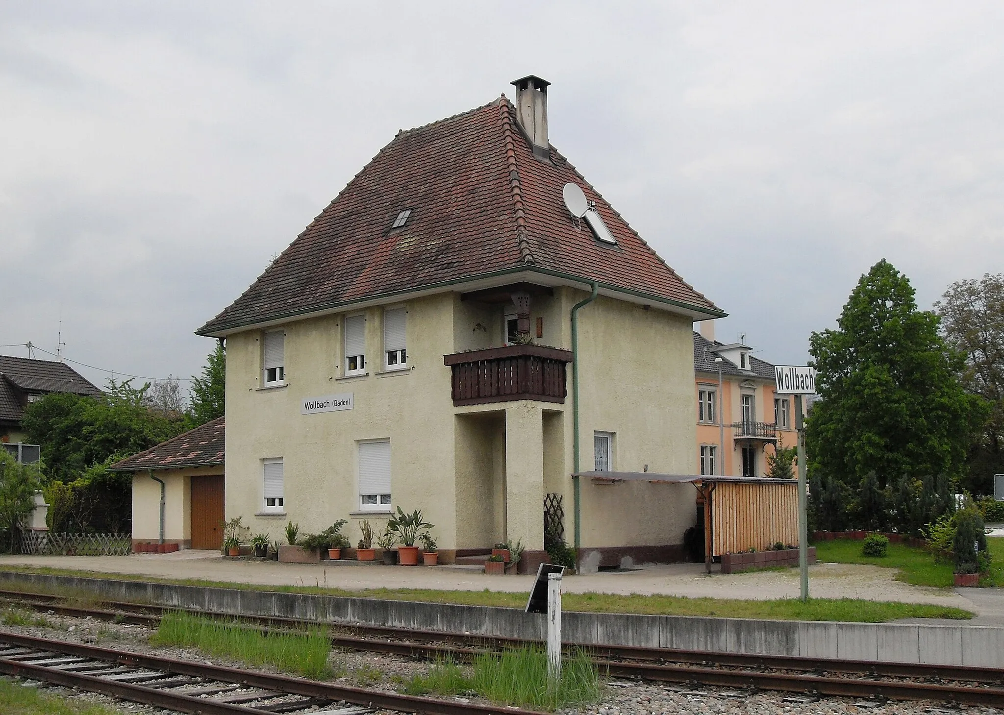 Photo showing: Bahnhof Wollbach (Baden) an der Strecke der Kandertalbahn, genutzt von der Straßenmeisterei Wollbach
