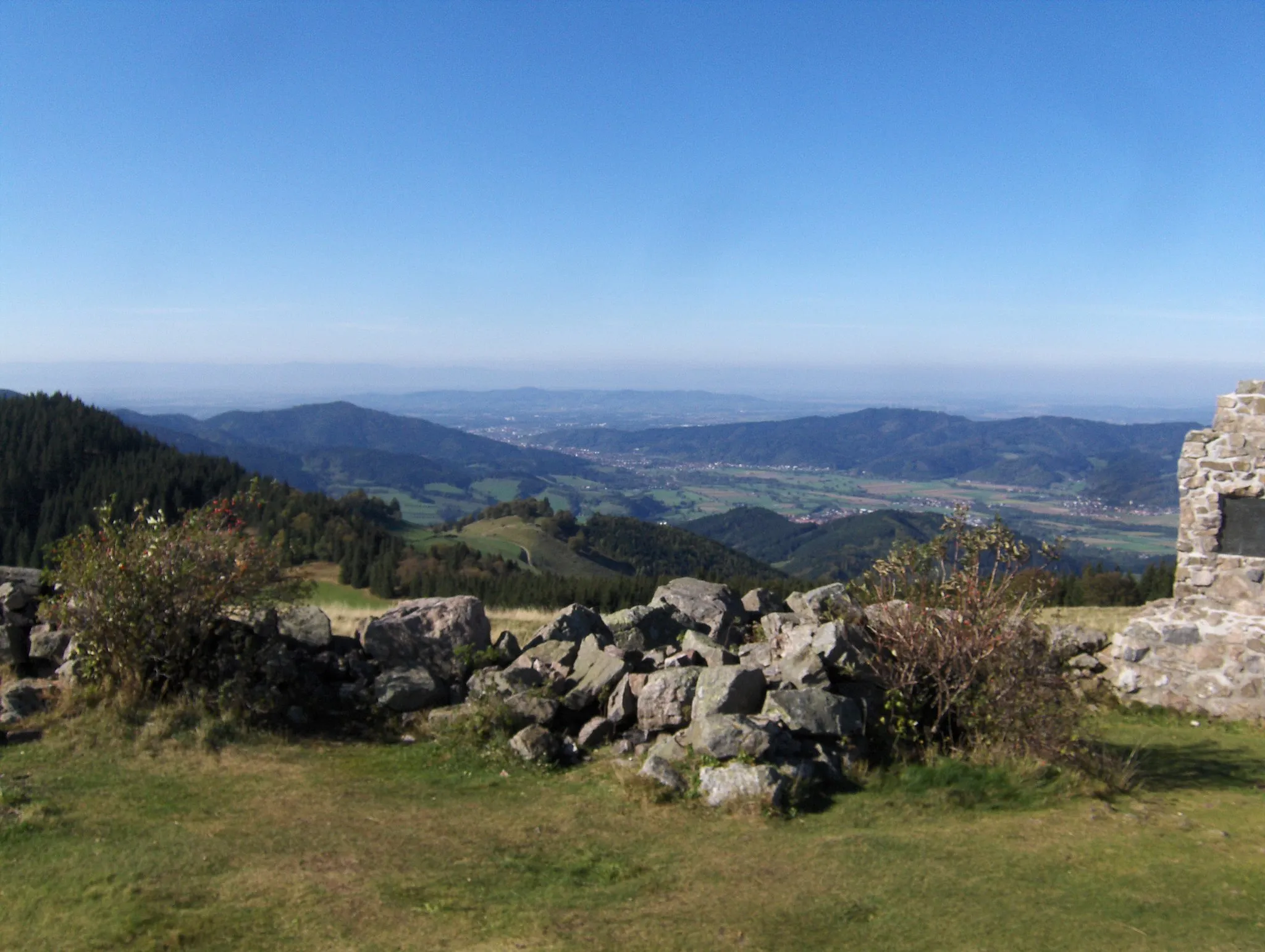 Photo showing: Blick vom Hinterwaldkopf ins Dreisamtal. Rechts der Gedenkstein für die Opfer der beiden Weltkriege.