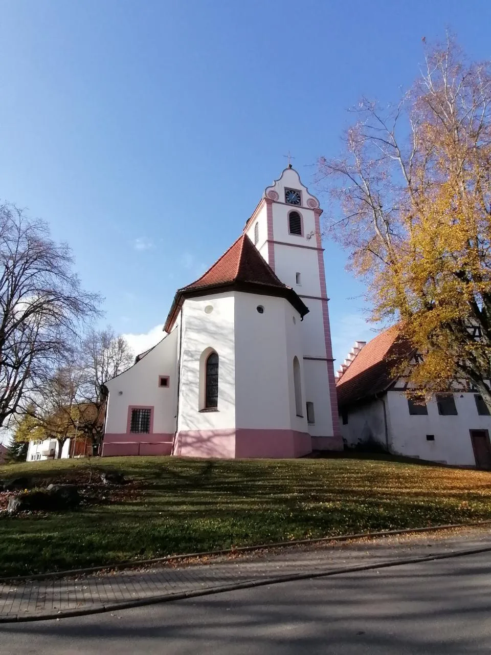 Photo showing: "Erste Erwähnung 1120, gehörte dort zum Kloster St. Blasien
1602 bleibt die Kirche bei einem großen Brand verschont
1669 gab es wiederrum ein großes Brandunglück. Ein Bild der Hl. Dreifaltigkeit  blieb dabei verschont
1743 ging der Besitz an das Kloster St. Georgen über
1744 wurde mit einem Kirchenneubau begonnen, welcher 1746 fertiggestellt wurde
der vorhandene gotische Chor stammt aus dem 13. Jahrhundert
1817 Anschaffung der Orgel
1958 Umbau und Neugestaltung des Hochaltars
Renovationen der Kirche wurden in regelmäßigen Abständen durchgeführt
2010 letzte große Renovation der gesamten Kirche, speziell der Dachstuhl hatte es dort nötig
Die Kirche mit Chor ist 25,72 m lang
Das Kirchenschiff ist 9,20m breit
Der Turm, der sich an der Nordseite befindet, ist 27m hoch"

Zitat Quellenangabe: Seelsorgeeinheit Bad Dürrheim