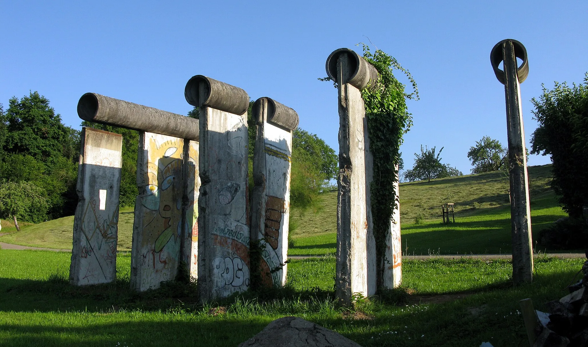 Photo showing: Teile der Mauer von der Berliner Sonnenallee an der Castellbergstraße in Ballrechten-Dottingen