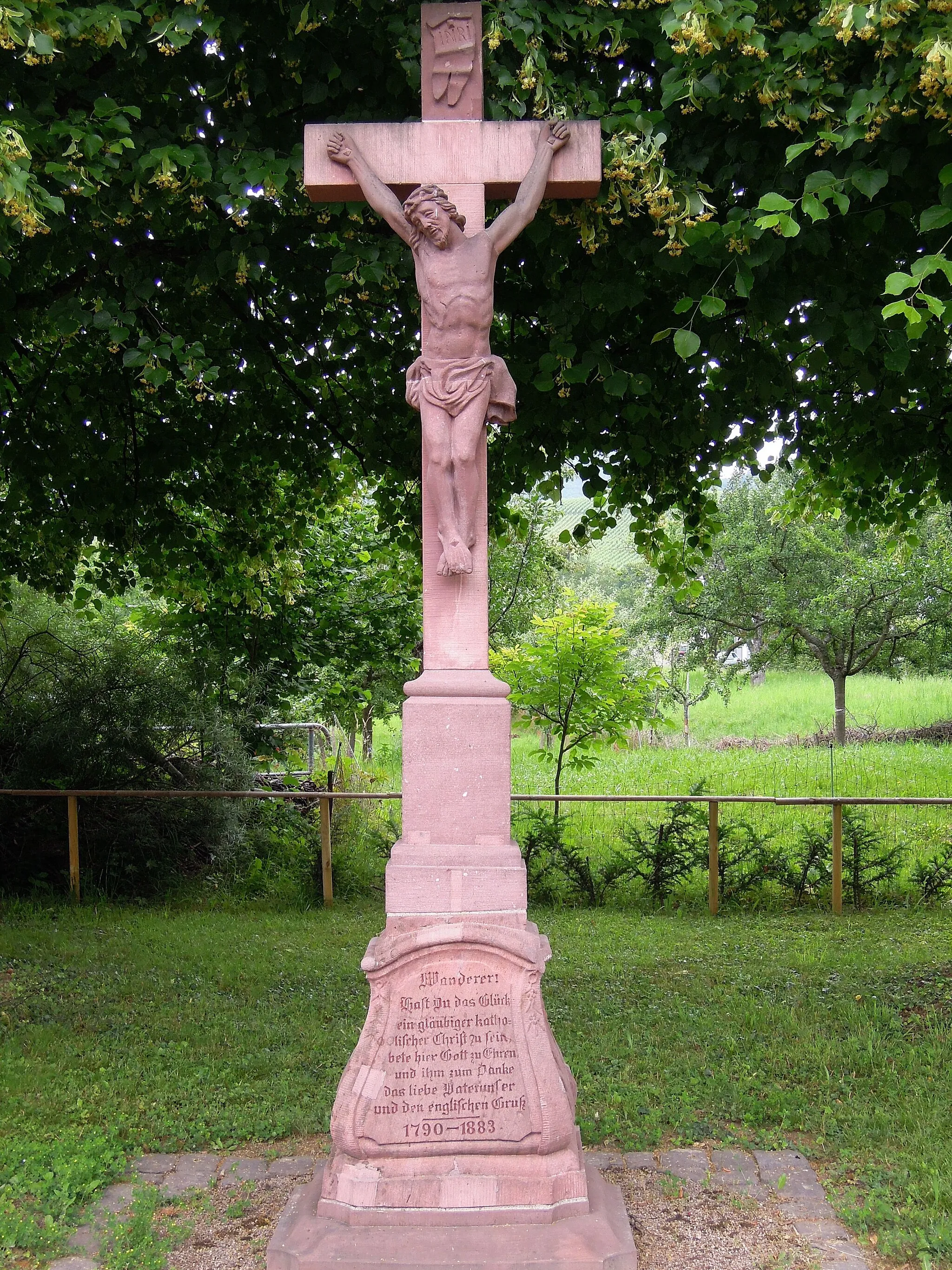Photo showing: Sandsteinkreuz mit Christusfigur auf Sockel mit Inschrift.