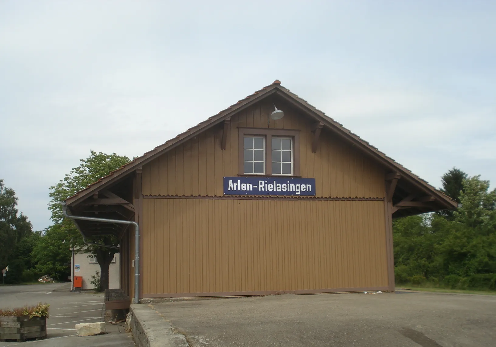 Photo showing: Vor diesem Bahnhof findet seit 2011 jährlich ein Museumsbahnfest statt.