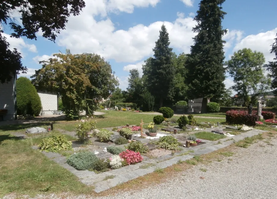 Photo showing: Friedhof in Arlen (Rielasingen-Worblingen), Grabreihen.