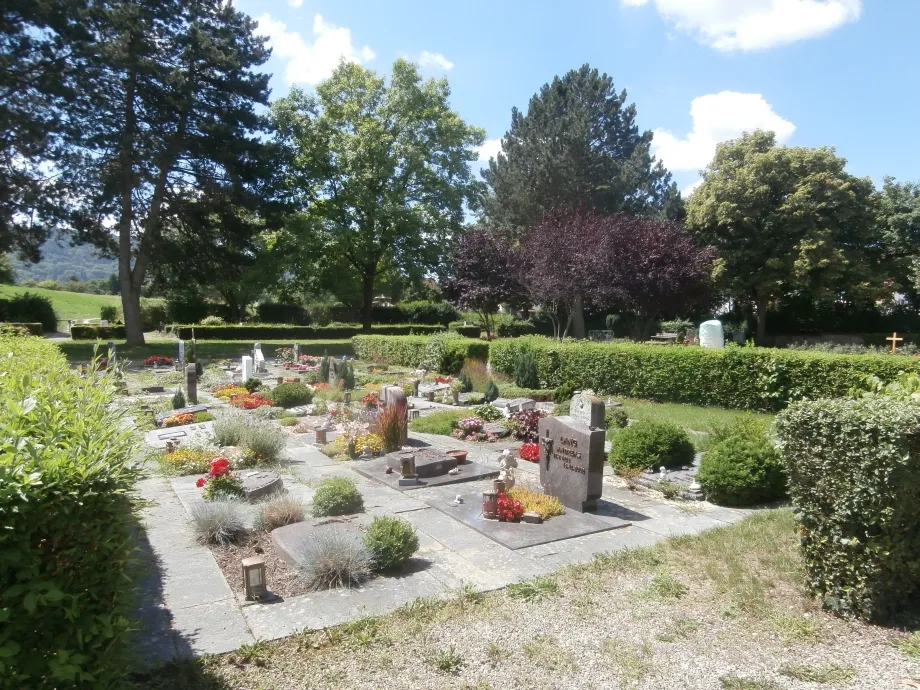 Photo showing: Friedhof in Arlen (Rielasingen-Worblingen), Grabreihen.