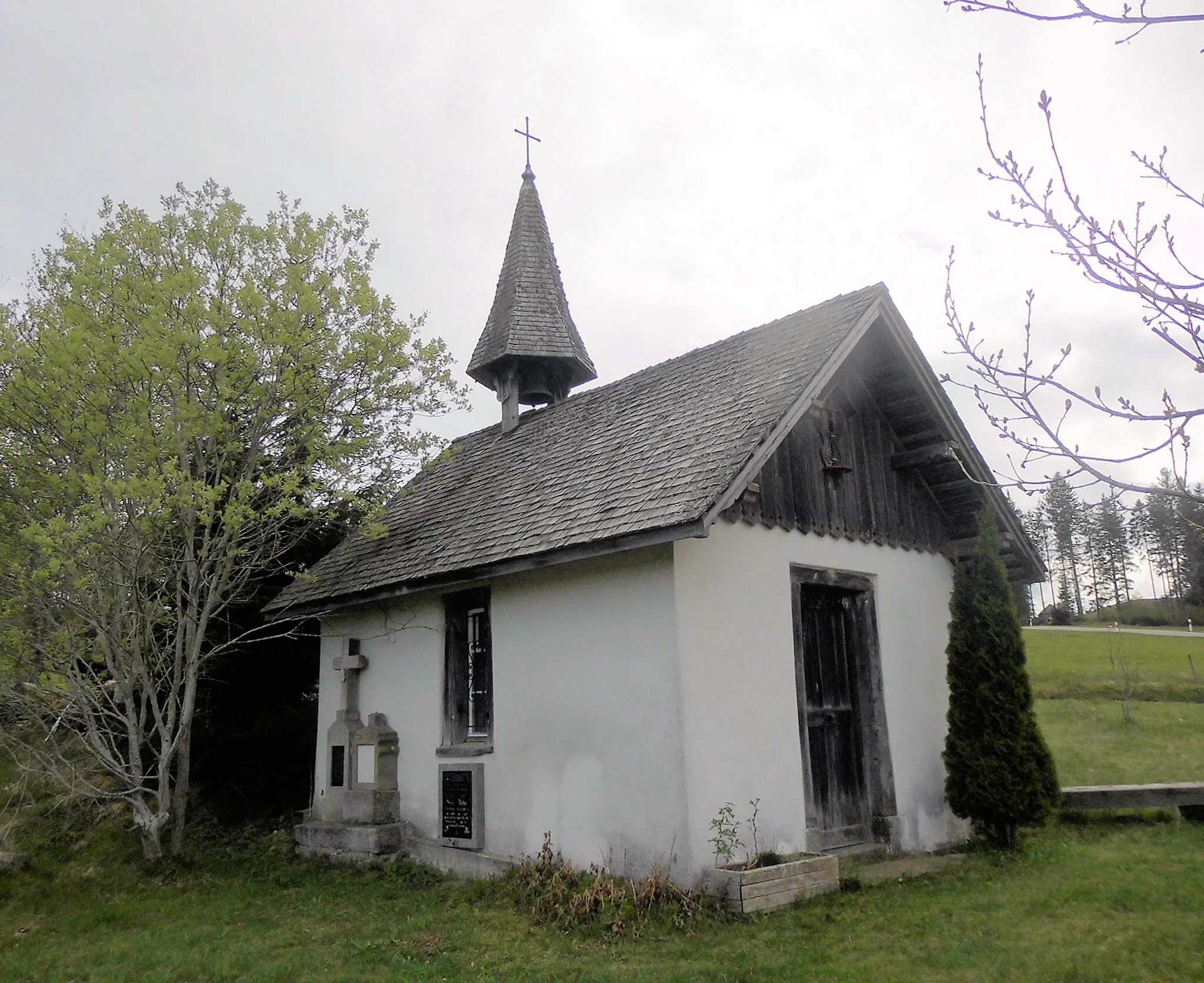 Photo showing: Wildenhof-Kapelle mit Grabkreuzen von Gefallenen des Ersten Weltkriegs in Raitenbuch, Gemeinde Lenzkirch, Deutschland