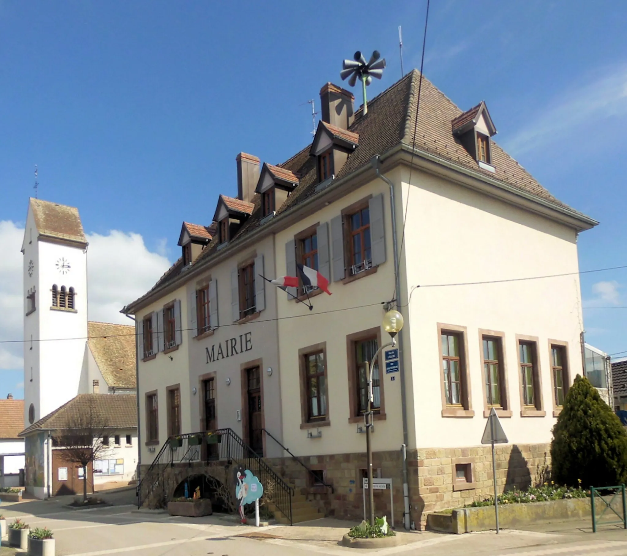 Photo showing: La mairie de Diebolsheim, en arrière-plan l'église Saint-Boniface