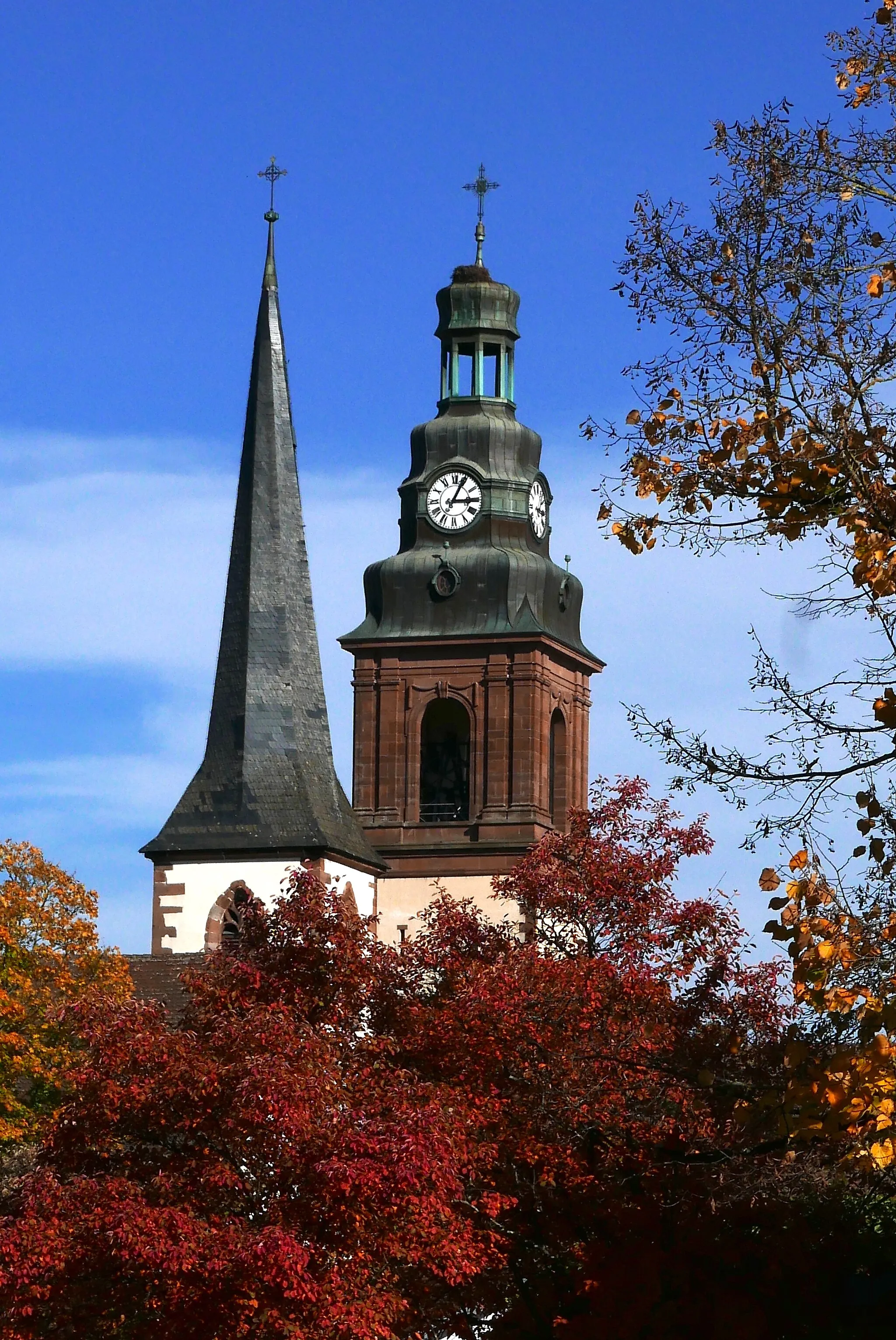 Photo showing: Die katholische Kirche St. Arbogast in Haslach im Kinzigtal mit beiden Türmen im Herbst