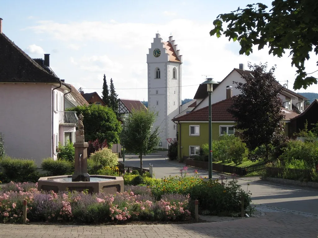 Photo showing: Blick auf die Pfarrkirche St. Antonius in Großschönach, im Vordergrund der Dorfbrunnen