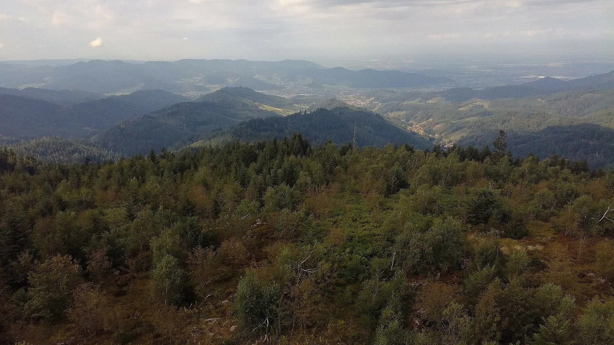 Photo showing: Moosturm (auf Mooskopf bei Oppenau): Aussicht Richtung Südwesten ins Kinzigtal bei Gengenbach und Berghaupten, halbrechts das Reichenbachtal mit Reichenbach; September 2019