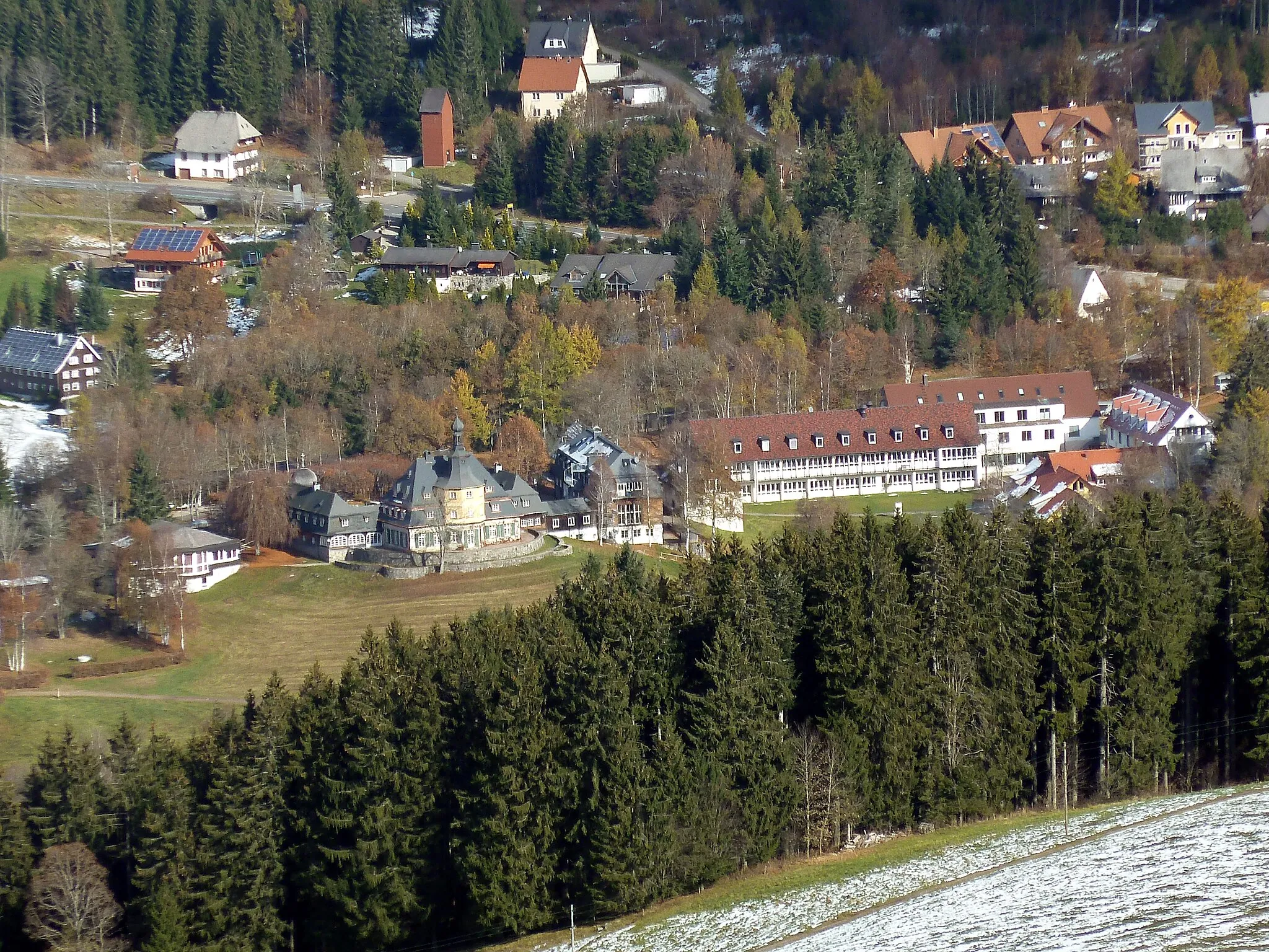 Photo showing: View on Schule Birklehof in Breitnau/Hinterzarten, seen from Windeckkopf