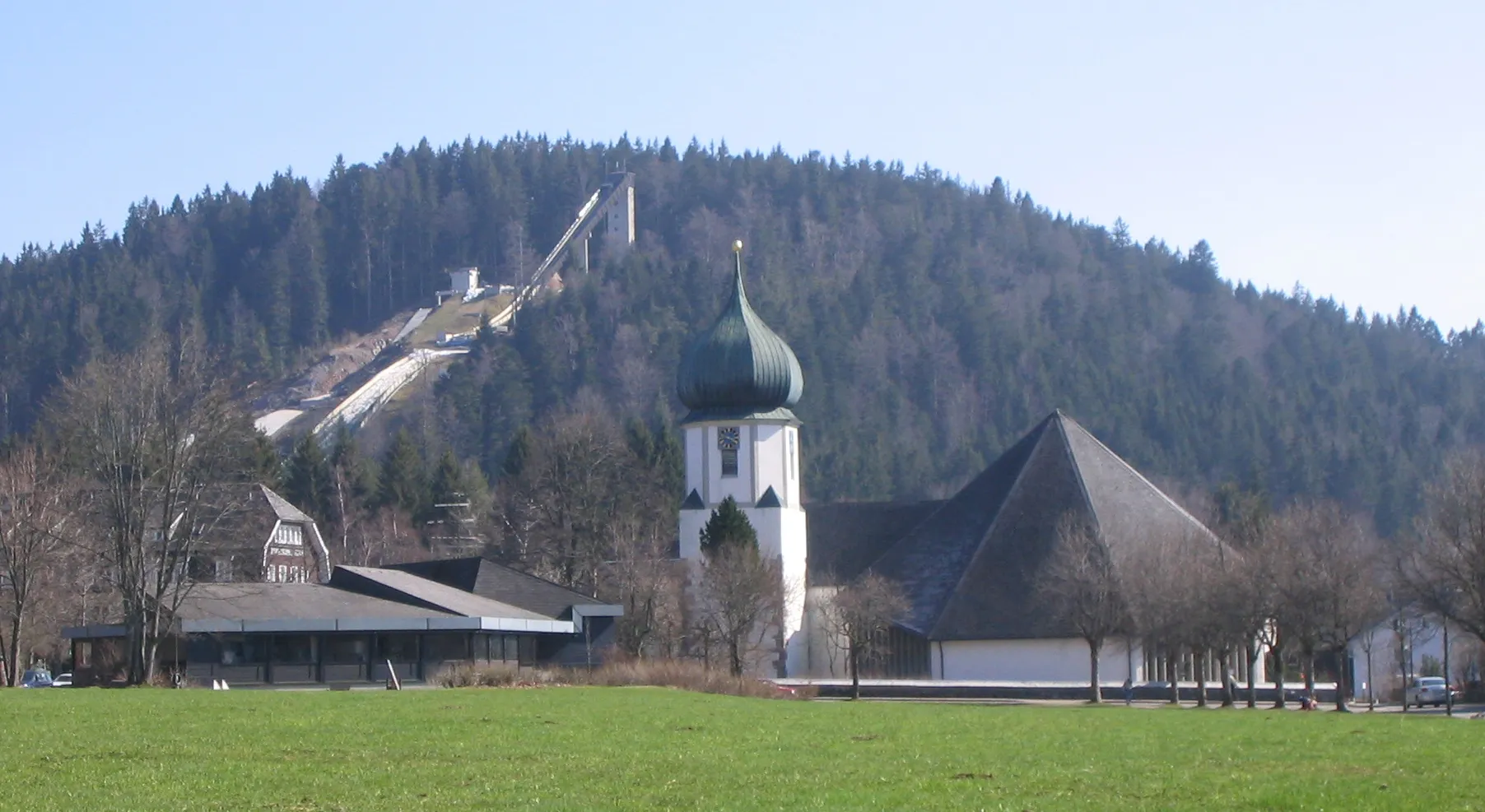 Photo showing: Hinterzarten (church and ski jumping tower)