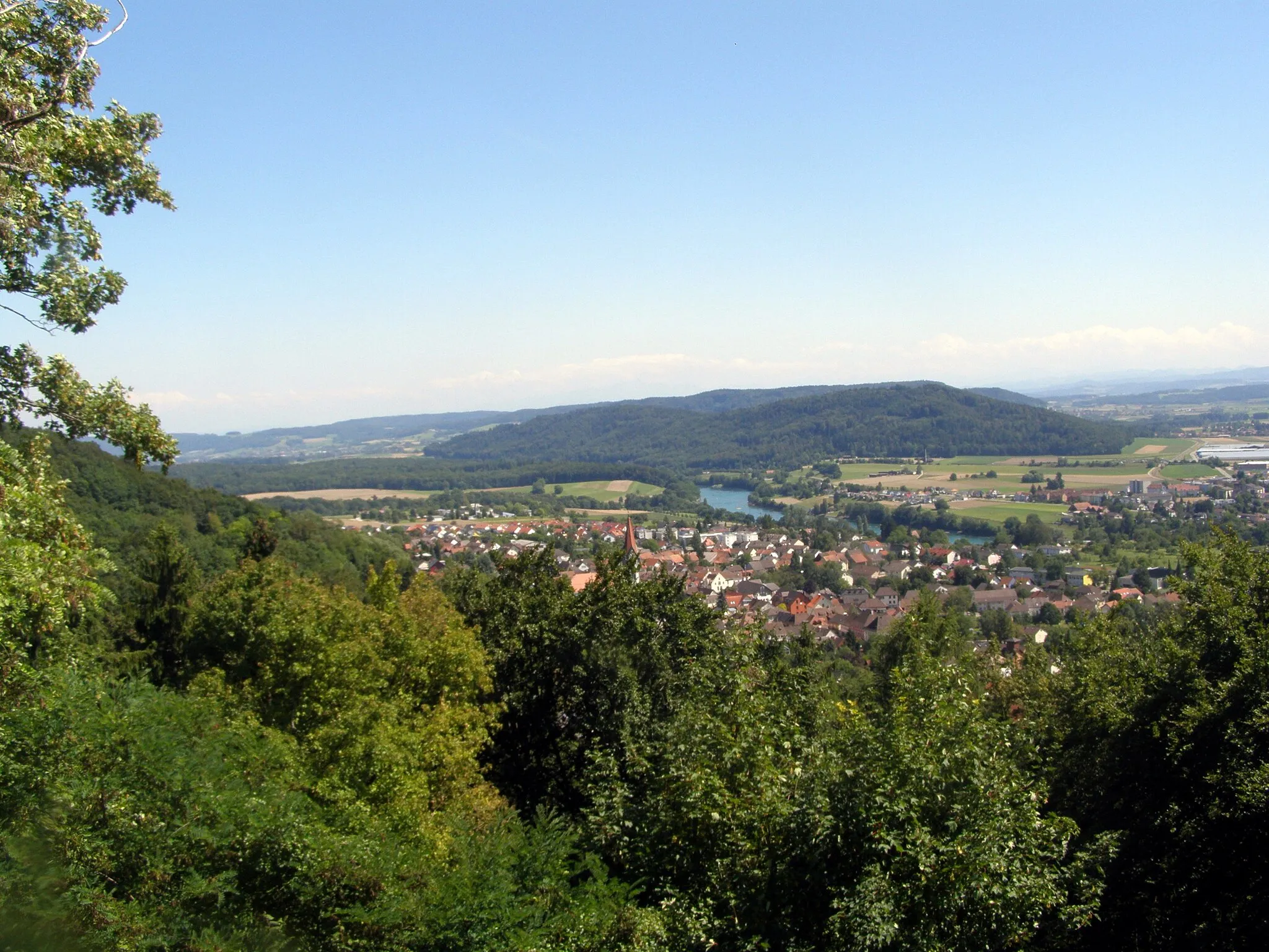 Photo showing: Aussicht vom Aussichtsturm des Bürglischlosses auf dem Rauhenberg bei Gailingen am Hochrhein in Richtung Gailingen, N 47.7037, E 8.7486