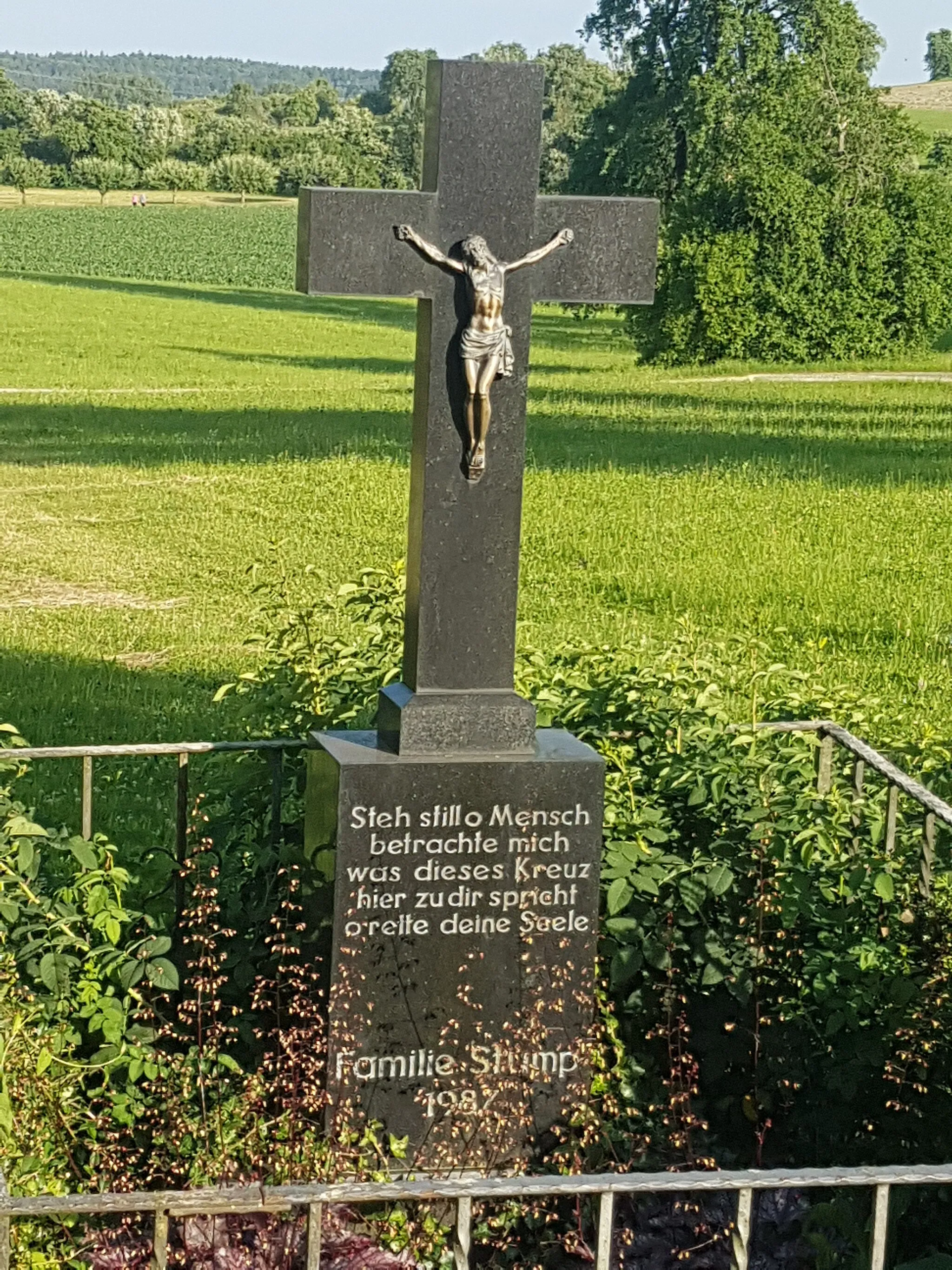 Photo showing: Inschrift: Steh still o Mensch betrachte mich was dieses Kreuz hier zu dir spricht o rette deine Seele
Erbaut: 1987