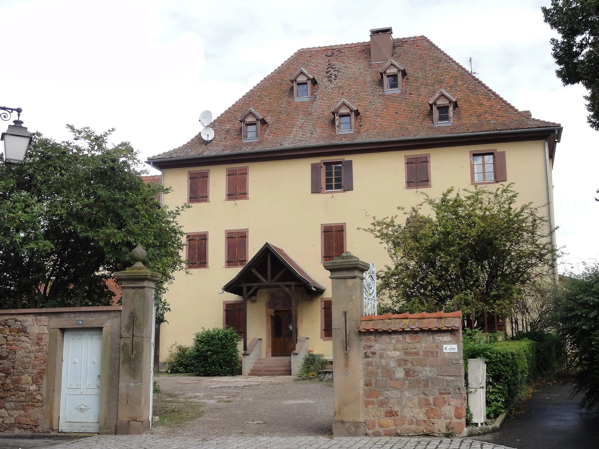 Photo showing: This building is indexed in the base Mérimée, a database of architectural heritage maintained by the French Ministry of Culture, under the reference IA00115268 .