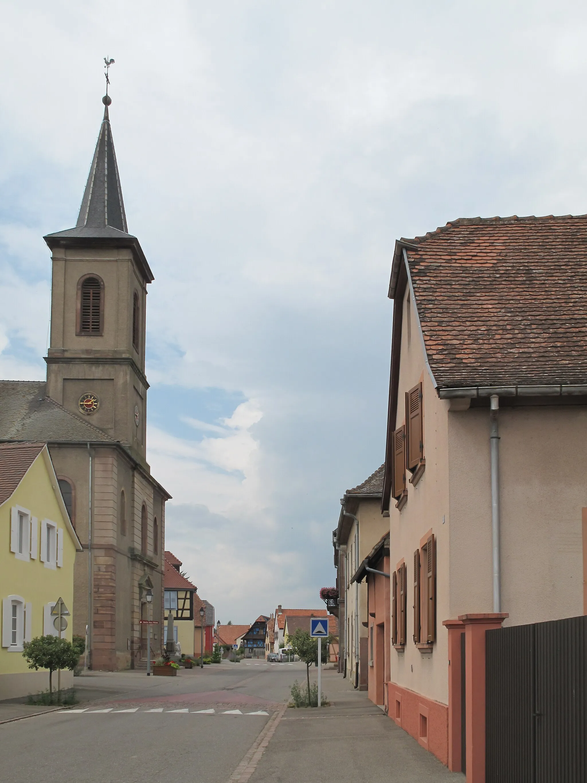 Photo showing: Artzenheim, church (l'église Saint-Jacques) in the street