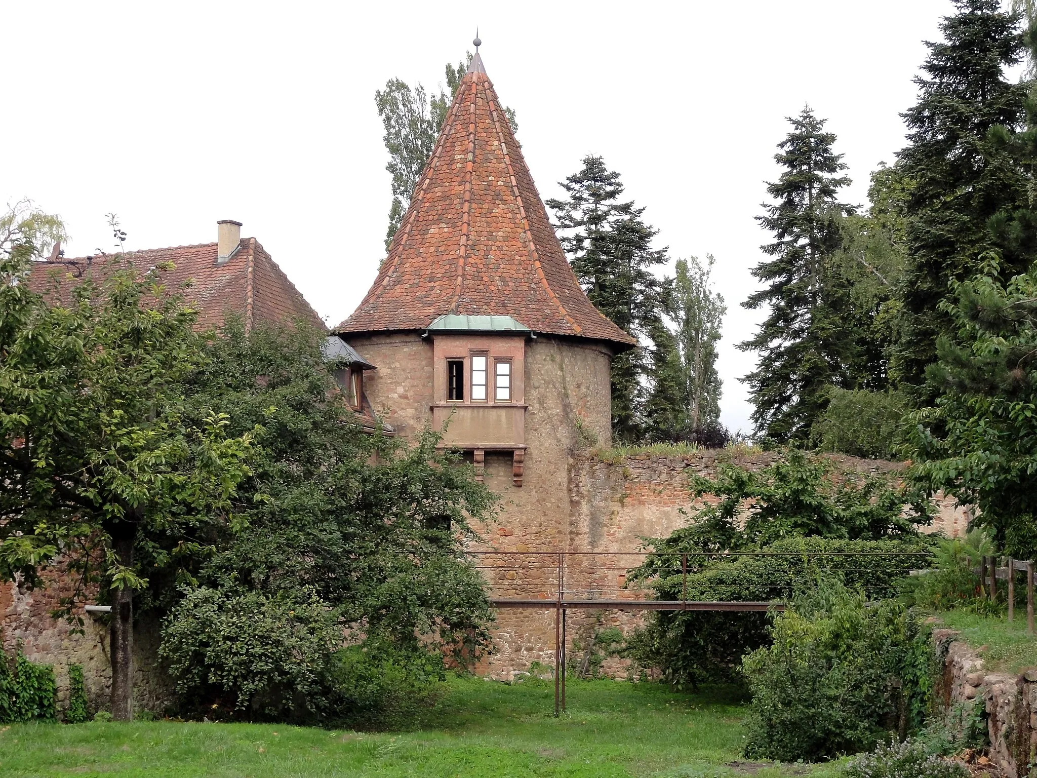 Photo showing: This building is inscrit au titre des monuments historiques de la France. It is indexed in the base Mérimée, a database of architectural heritage maintained by the French Ministry of Culture, under the references PA00085450 , IA68006068 and IA68006070 .