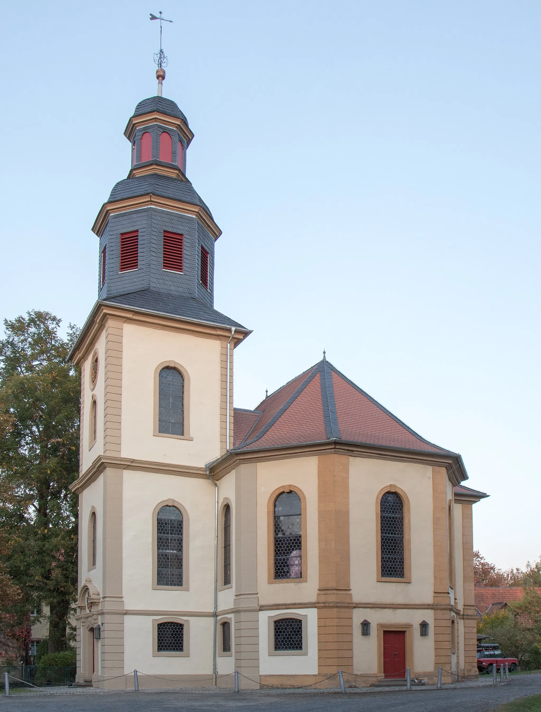 Photo showing: Schlosskirche in Alsfeld-Altenburg nach der Renovierung des Turms 2018