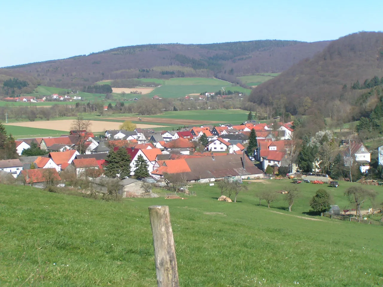 Photo showing: Elmshausen. Im Hintergrund Brungershausen.