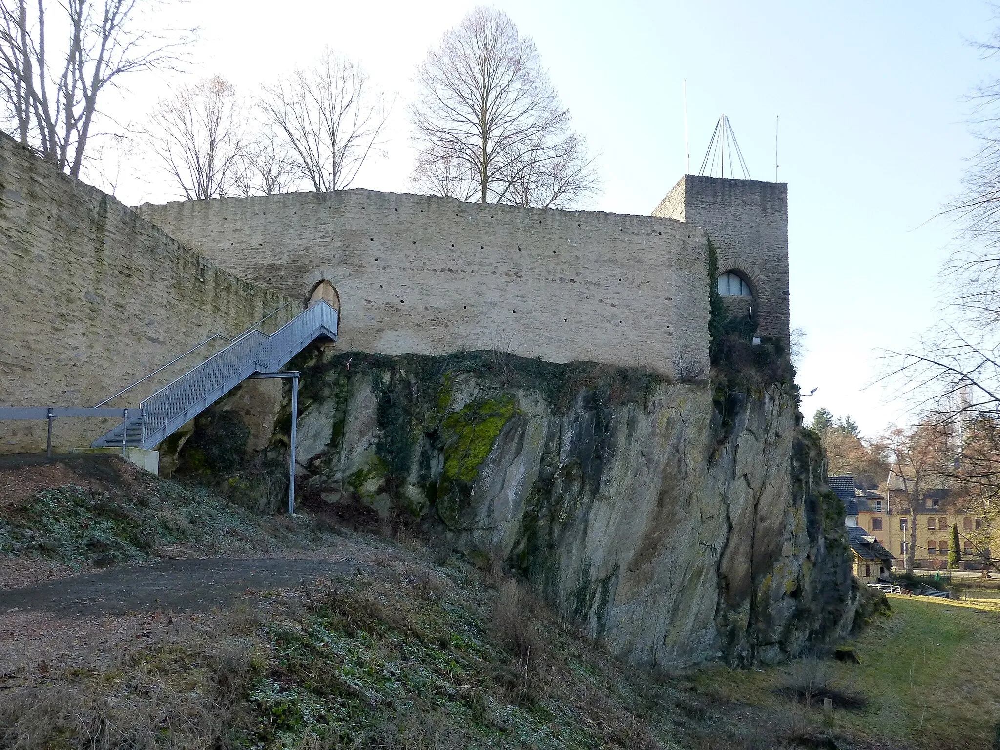 Photo showing: Burg Kirberg; Ansicht von Nordosten mit Außentreppe zur Burg und dem Burgturm
