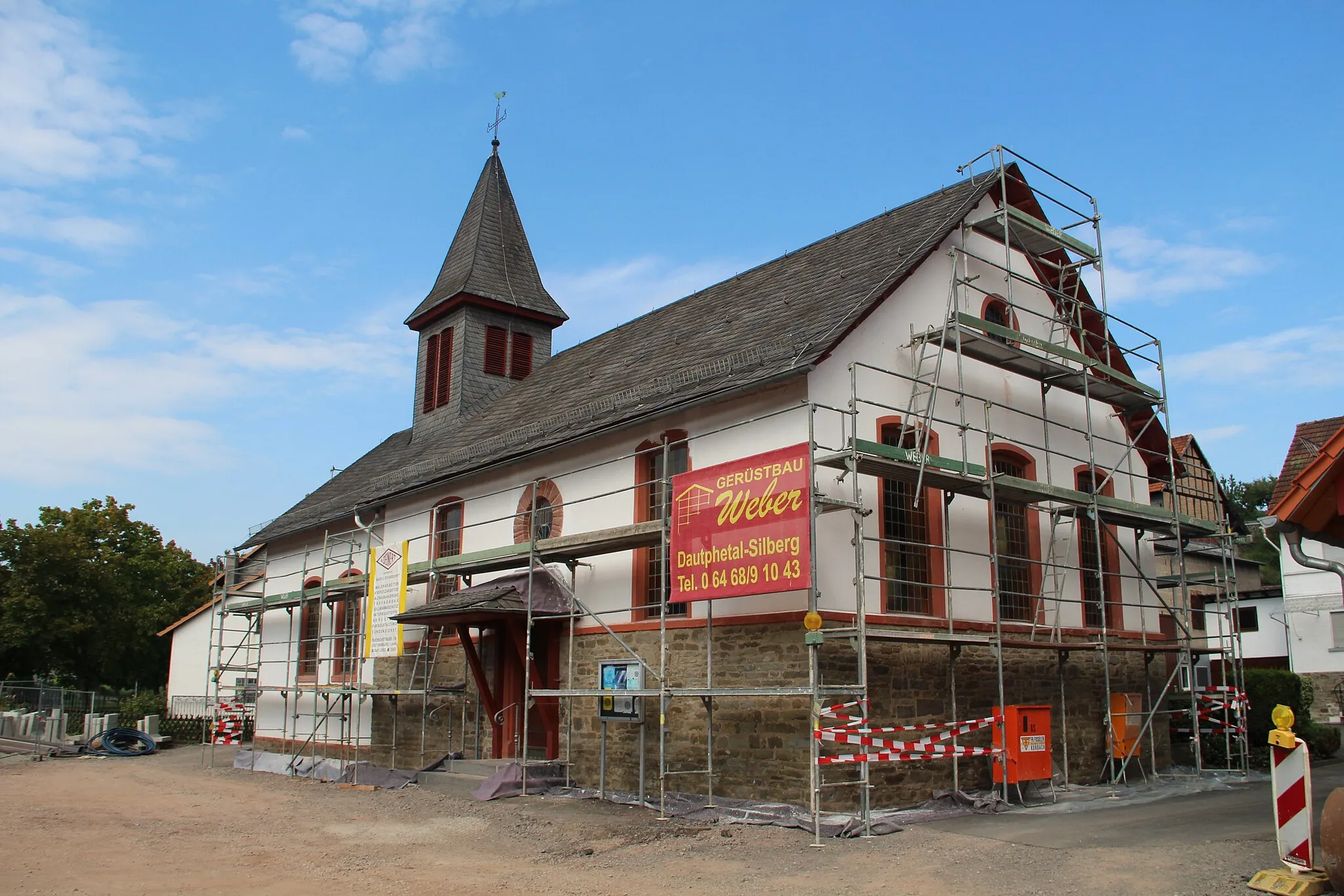 Photo showing: Kirche. Erbaut 1960 als der Vorgängerbau abgerissen wurde. Siehe http://www.engelbach-online.de/dorf/kirche/
