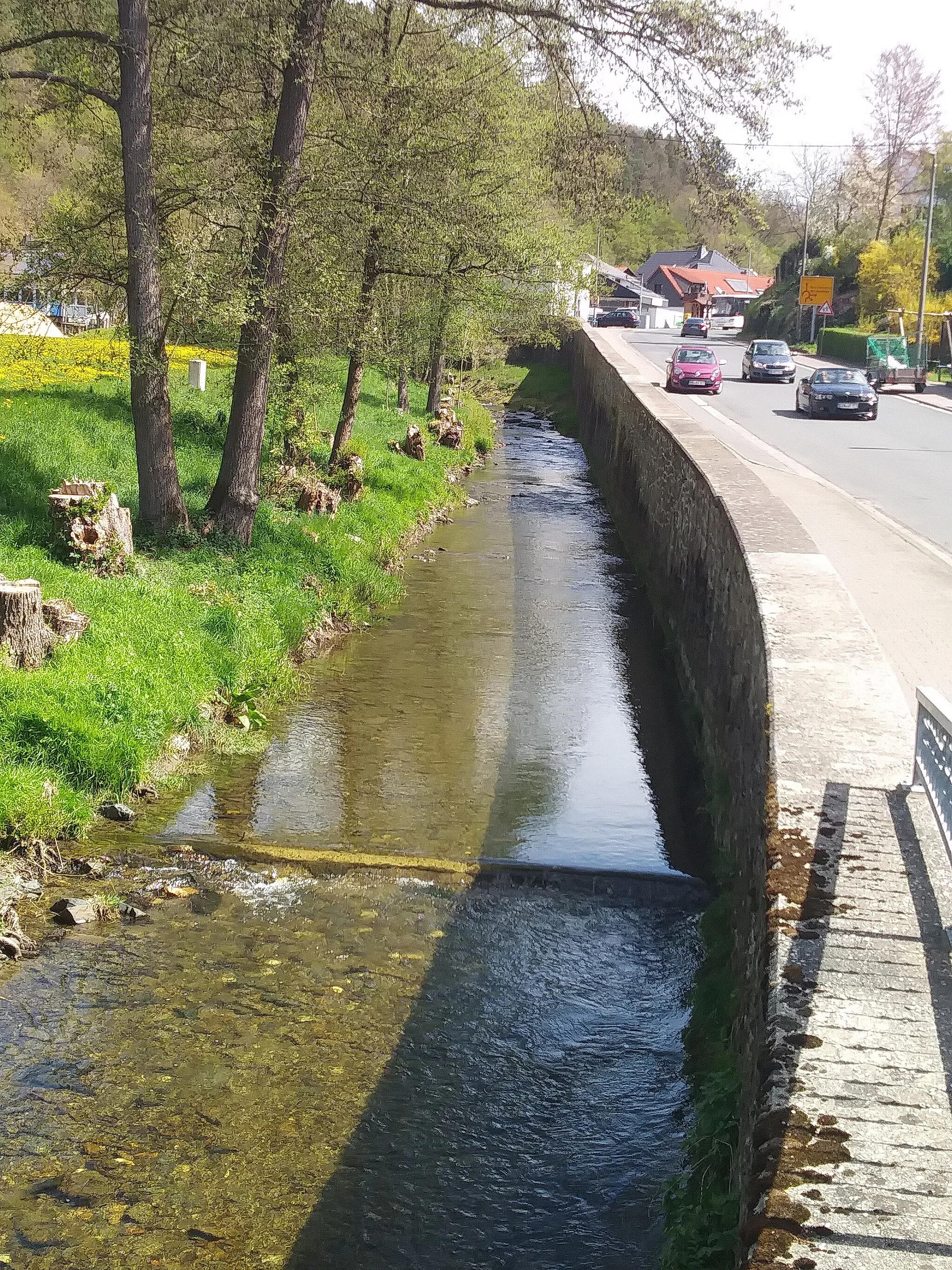 Photo showing: Weil (Fluß) in Rod an der Weil von der Brücke flussaufwärts