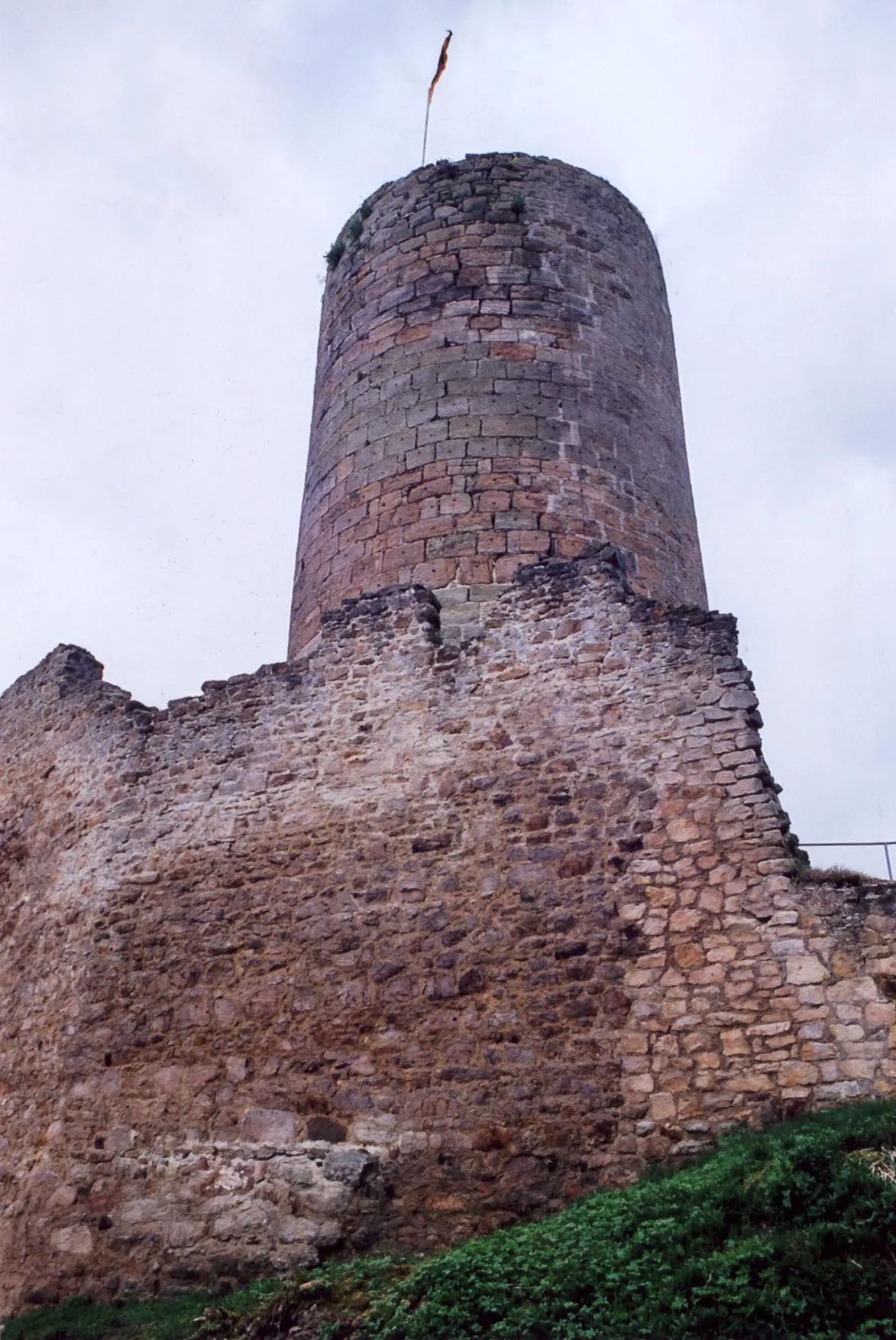 Photo showing: Burg Mellnau, Reste der Schildmauer