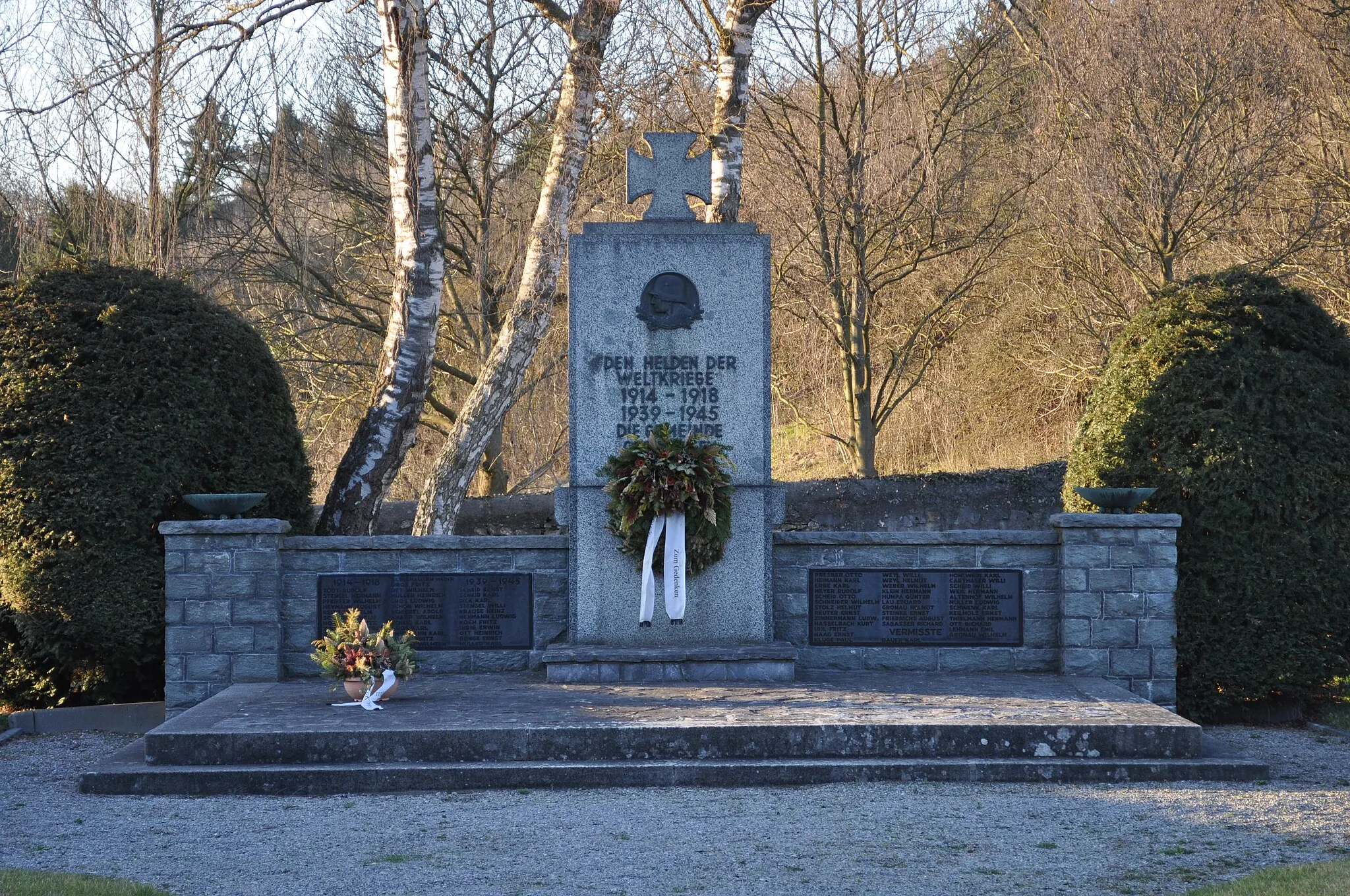 Photo showing: Kriegerdenkmal auf dem Friedhof von Oberneisen hinter der Kirche