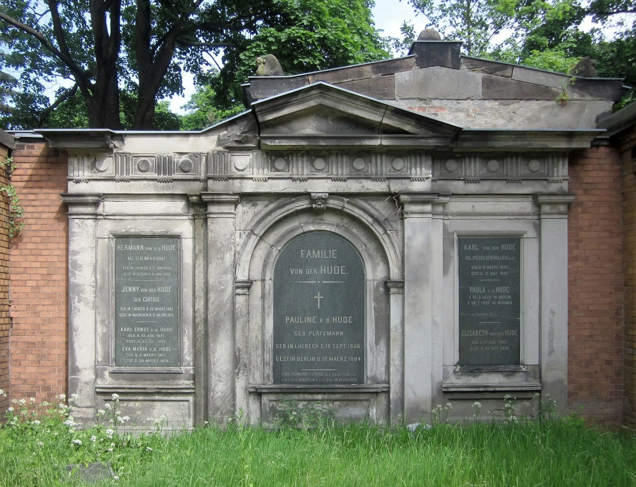 Photo showing: Grave of the von der Hude family on the Cemetery IV of the Jerusalem and New Church at Bergmannstraße No. 45-47 in Berlin-Kreuzberg. Those who found their final resting place here include the architect Hermann von der Hude (1830-1908) and Lieutenant-General Karl von der Hude (1833-1892).