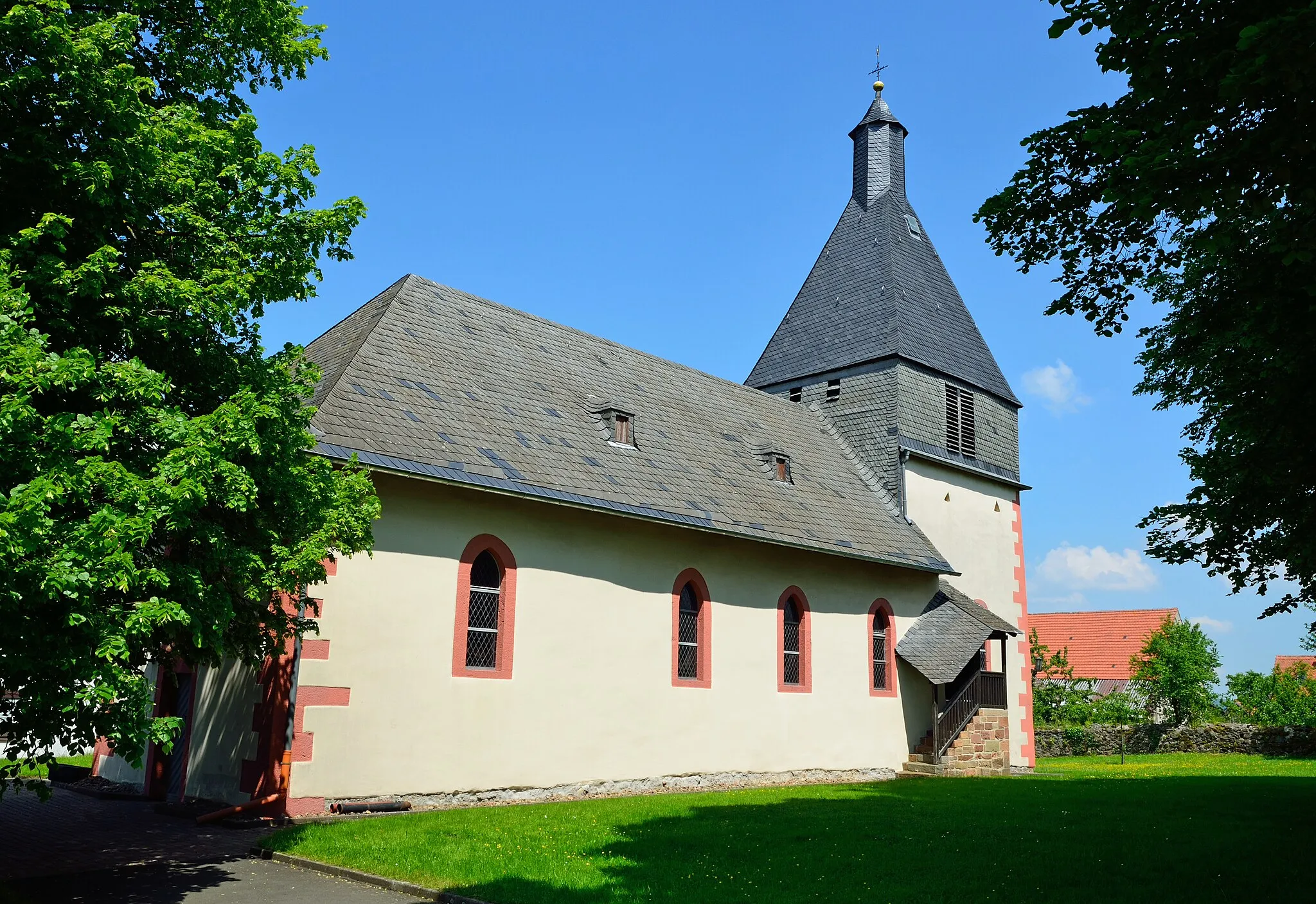 Photo showing: Ehemalige Klosterkirche und heute Dorfkirche in Hachborn mit der alten Klostermauer im Hintergrund. Ansicht von Südwesten.