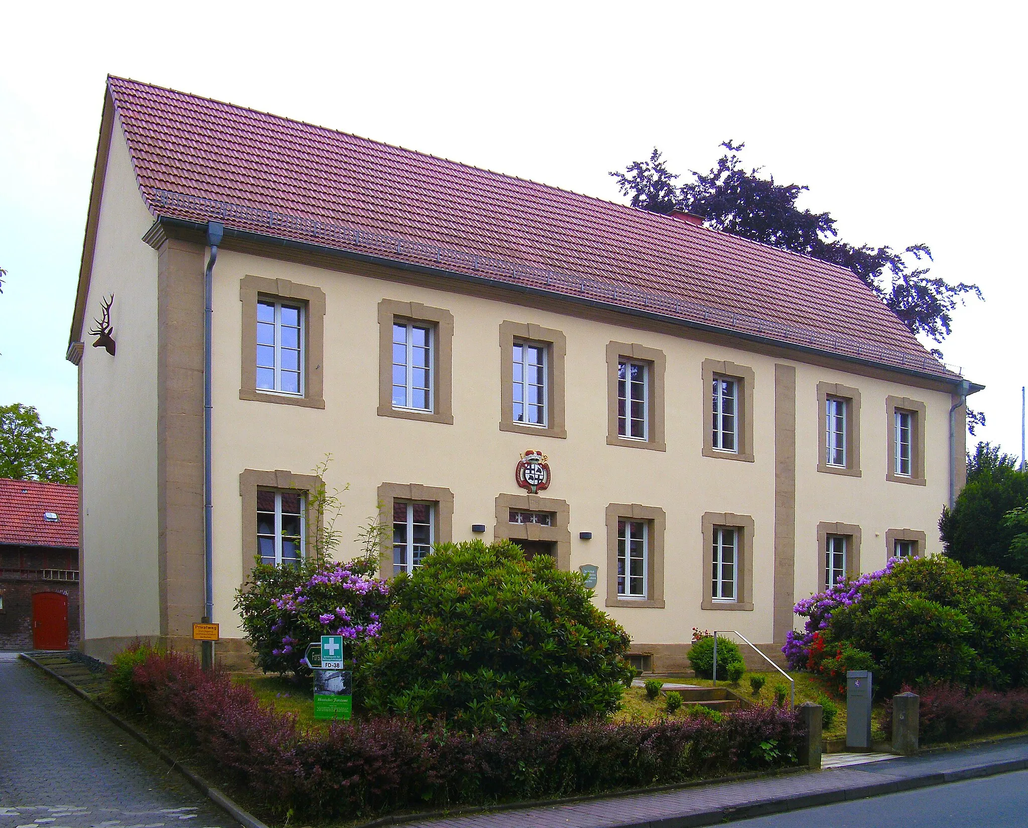 Photo showing: Ehemaliges fürstäbtliches Jagdschloss und heutiges Forstamt in Burghaun.