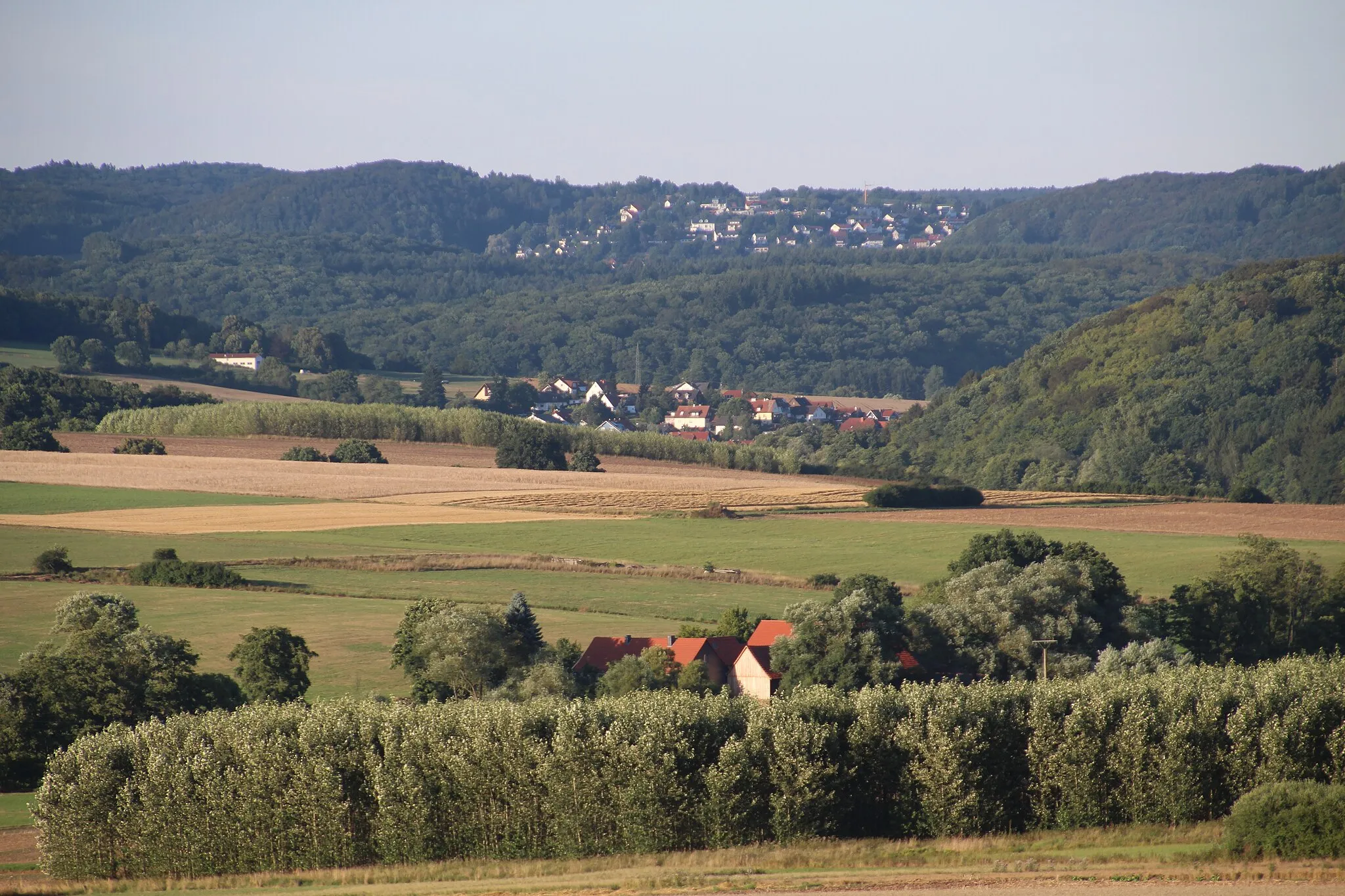 Photo showing: Hermershausen in der Bildmitte. Im Vordergrund die Allnarer Mühle und weit im Hintergrnd Wehrshausen