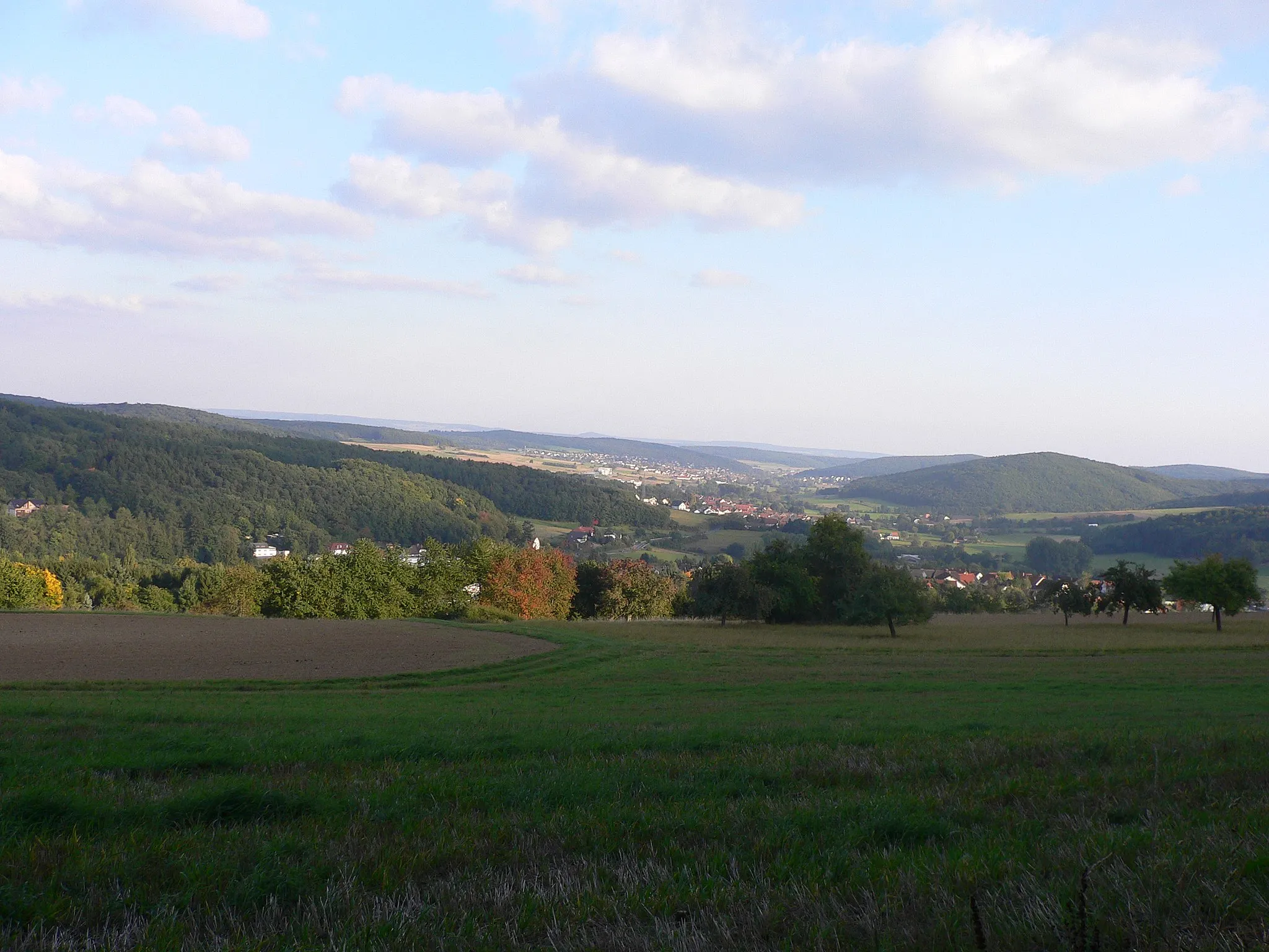 Photo showing: Blick vom Lammerich (Naumburg) über Gladenbach, Mornshausen, Lohra, Damm ins untere Salzbödetal